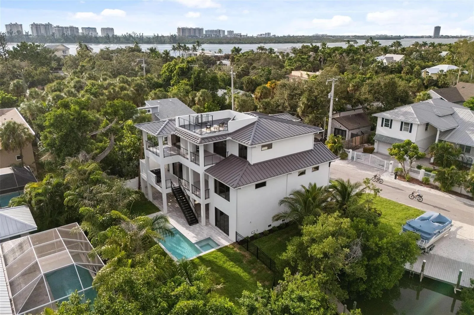 226 GARDEN LN