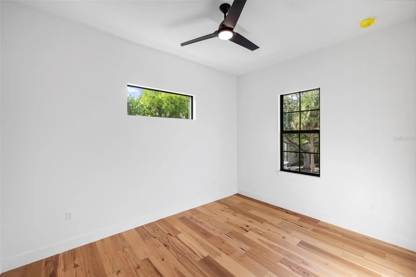 226 GARDEN LN