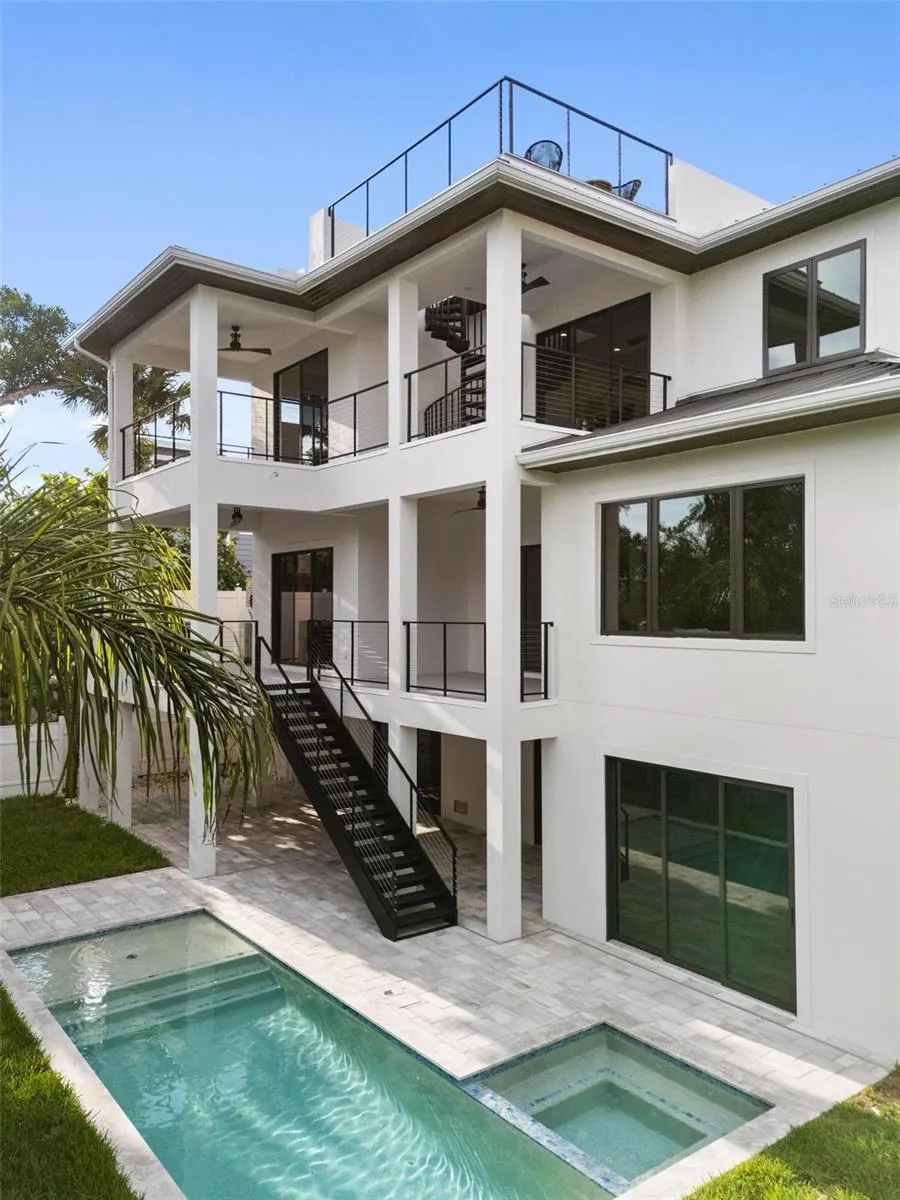 226 GARDEN LN
