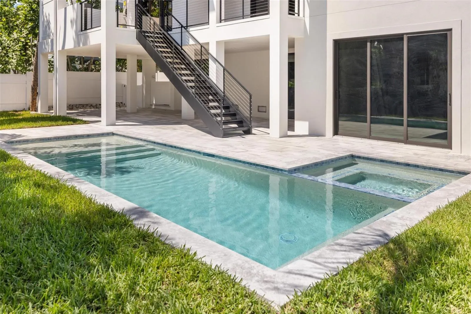226 GARDEN LN