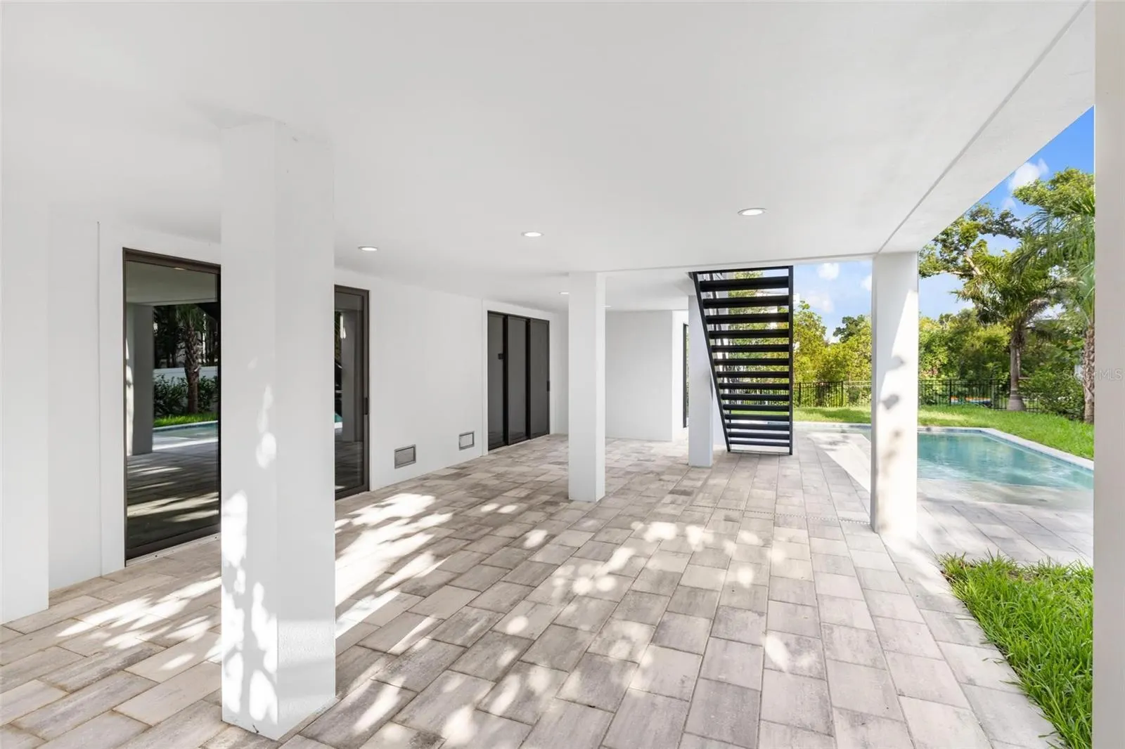 226 GARDEN LN