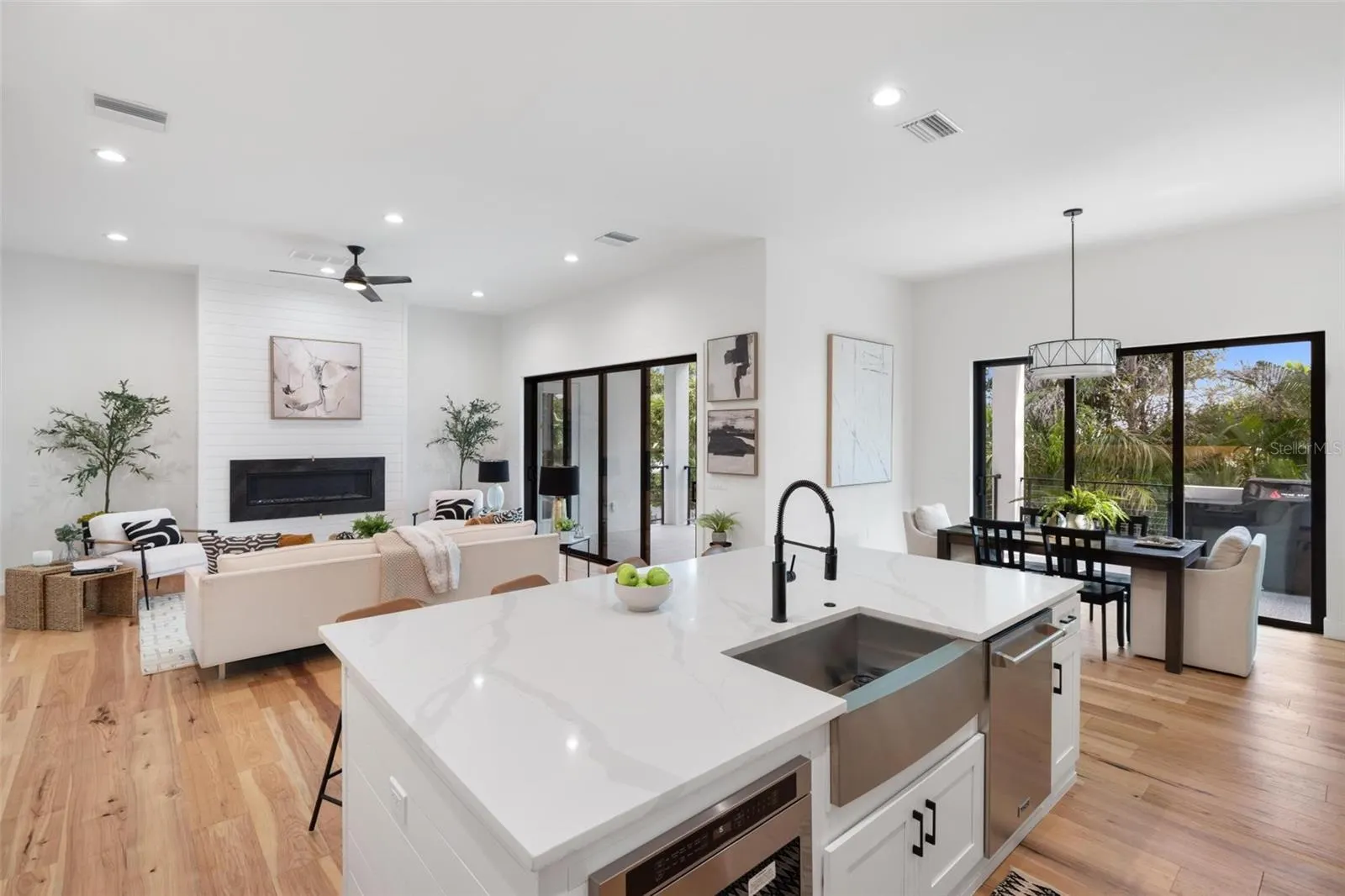 226 GARDEN LN