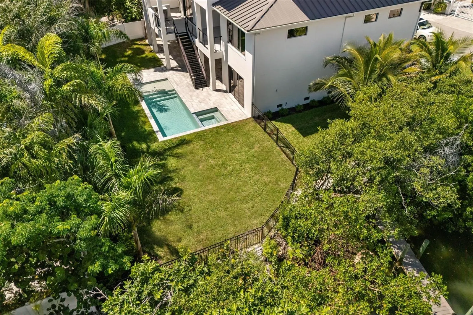 226 GARDEN LN