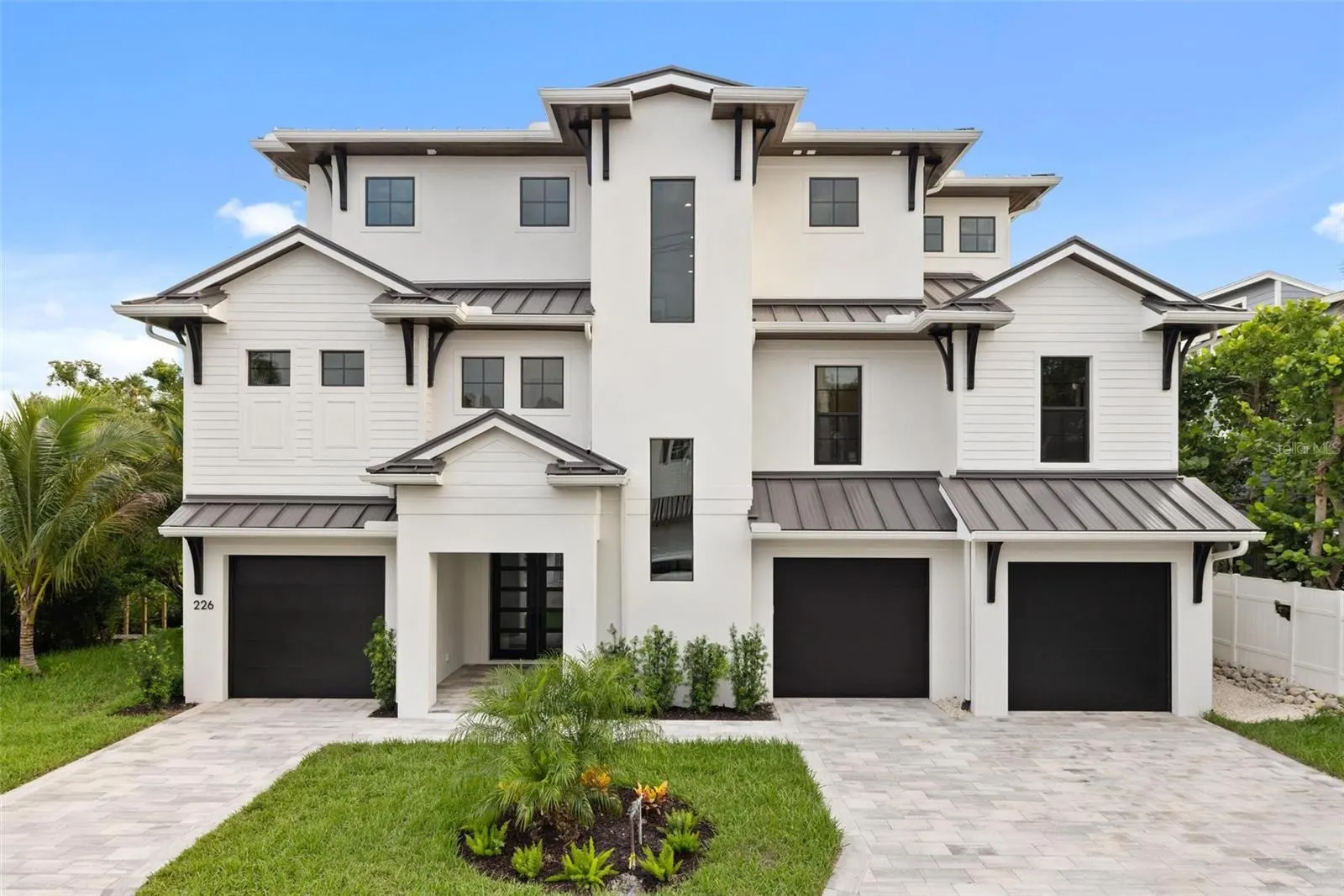 226 GARDEN LN