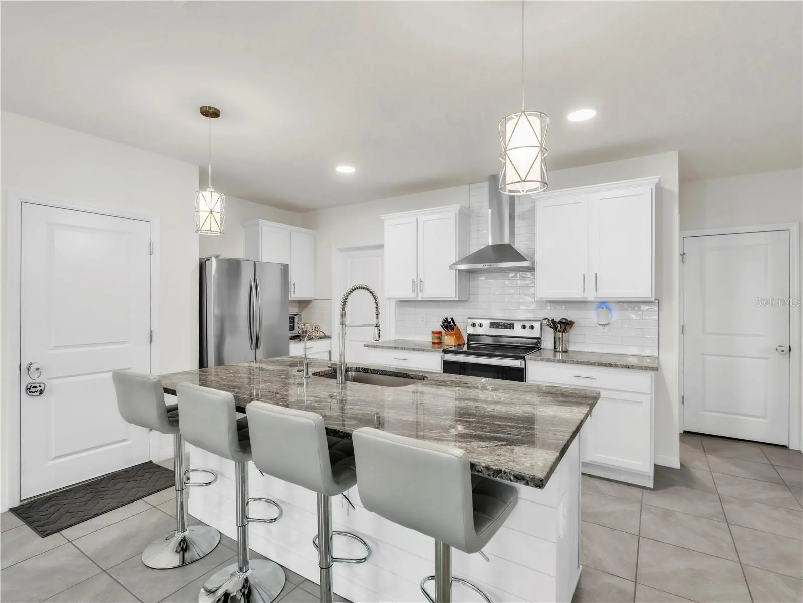 3307 HILLTOP CIR