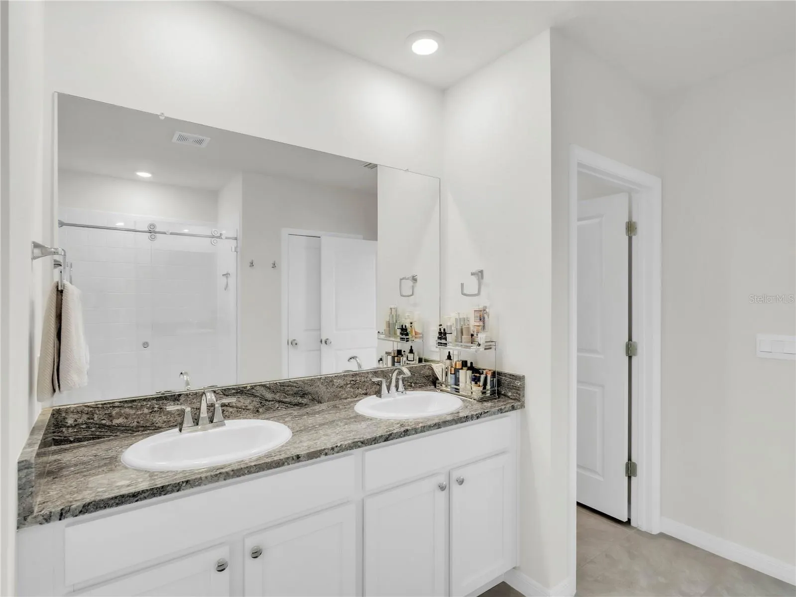 3307 HILLTOP CIR
