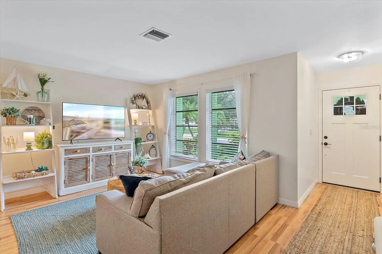 3636 ROSLYN RD