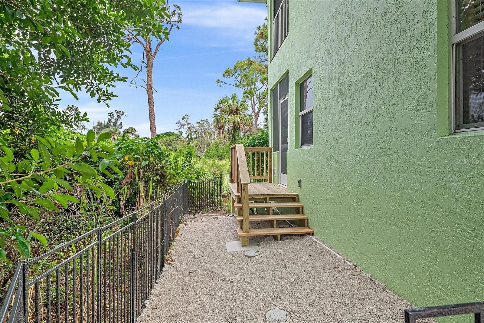 3636 ROSLYN RD