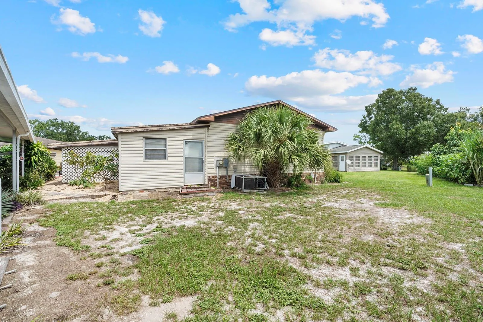 6 WOODLAND CIR