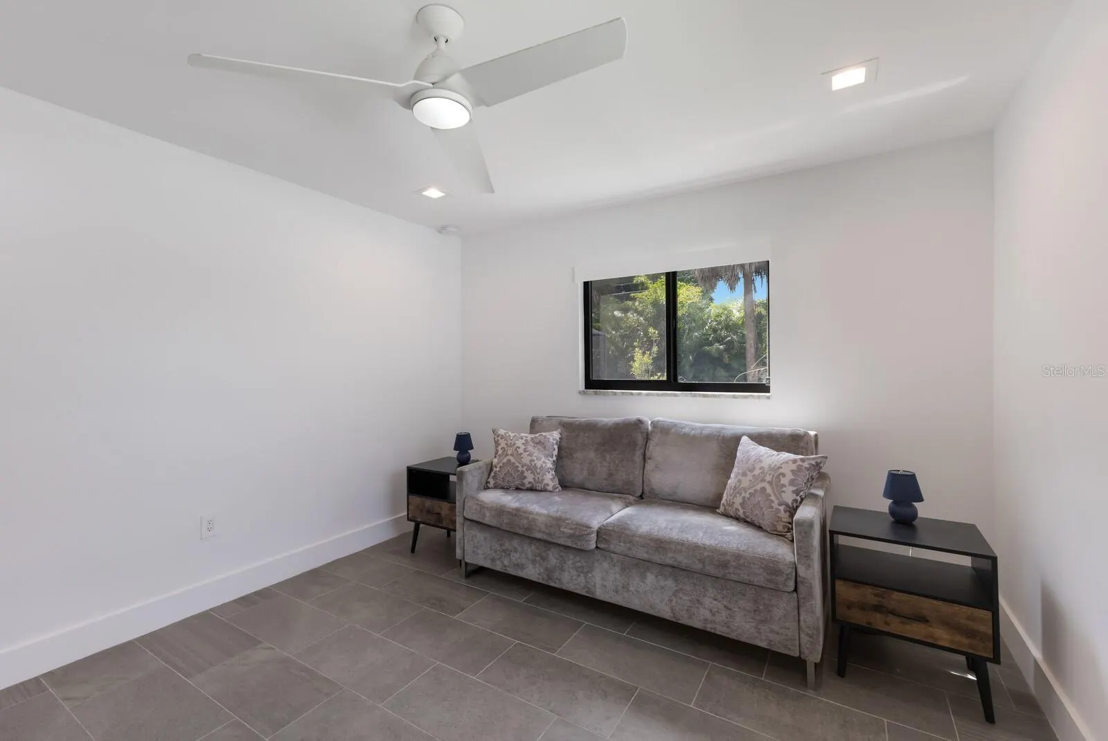 426 N SHORE DR