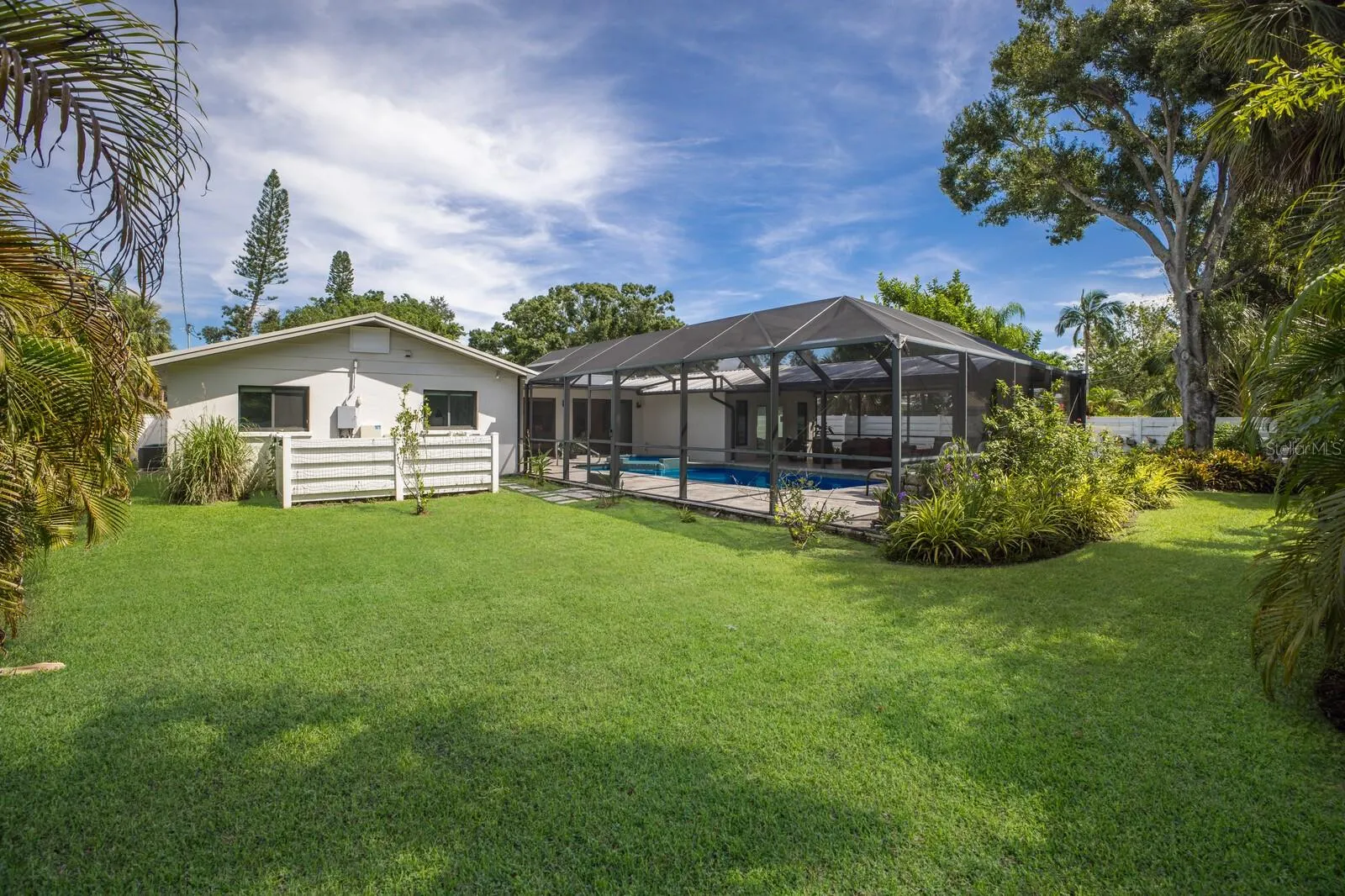 426 N SHORE DR