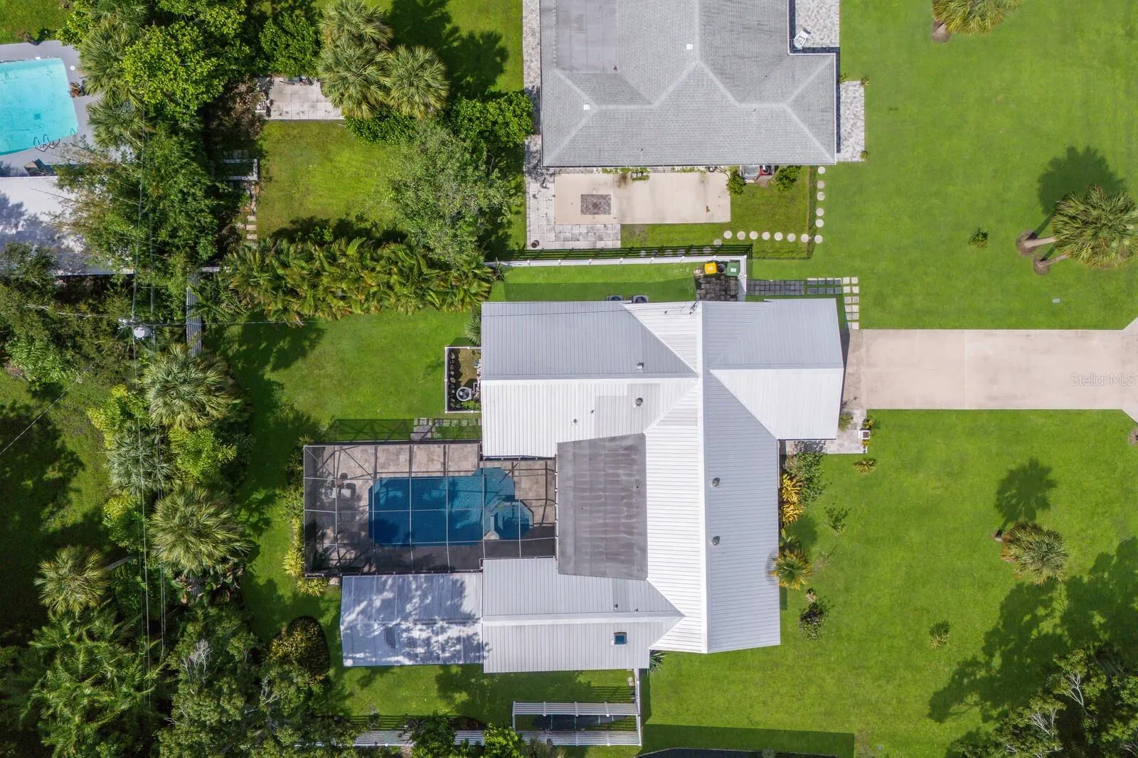 426 N SHORE DR