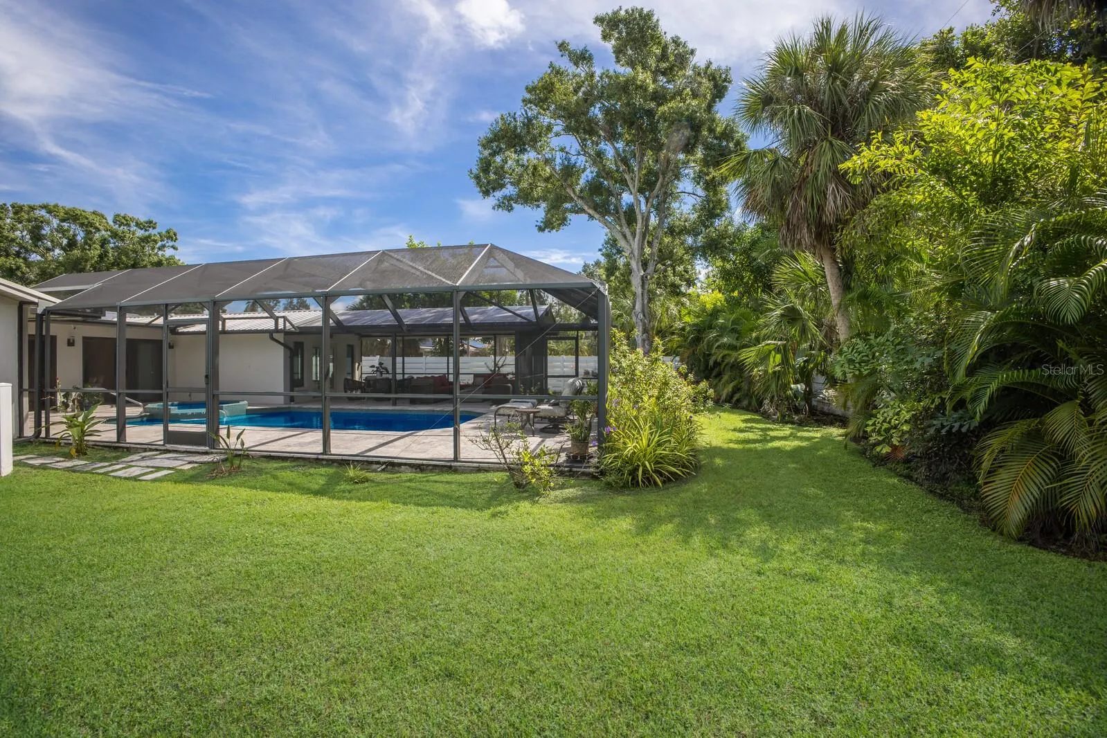 426 N SHORE DR