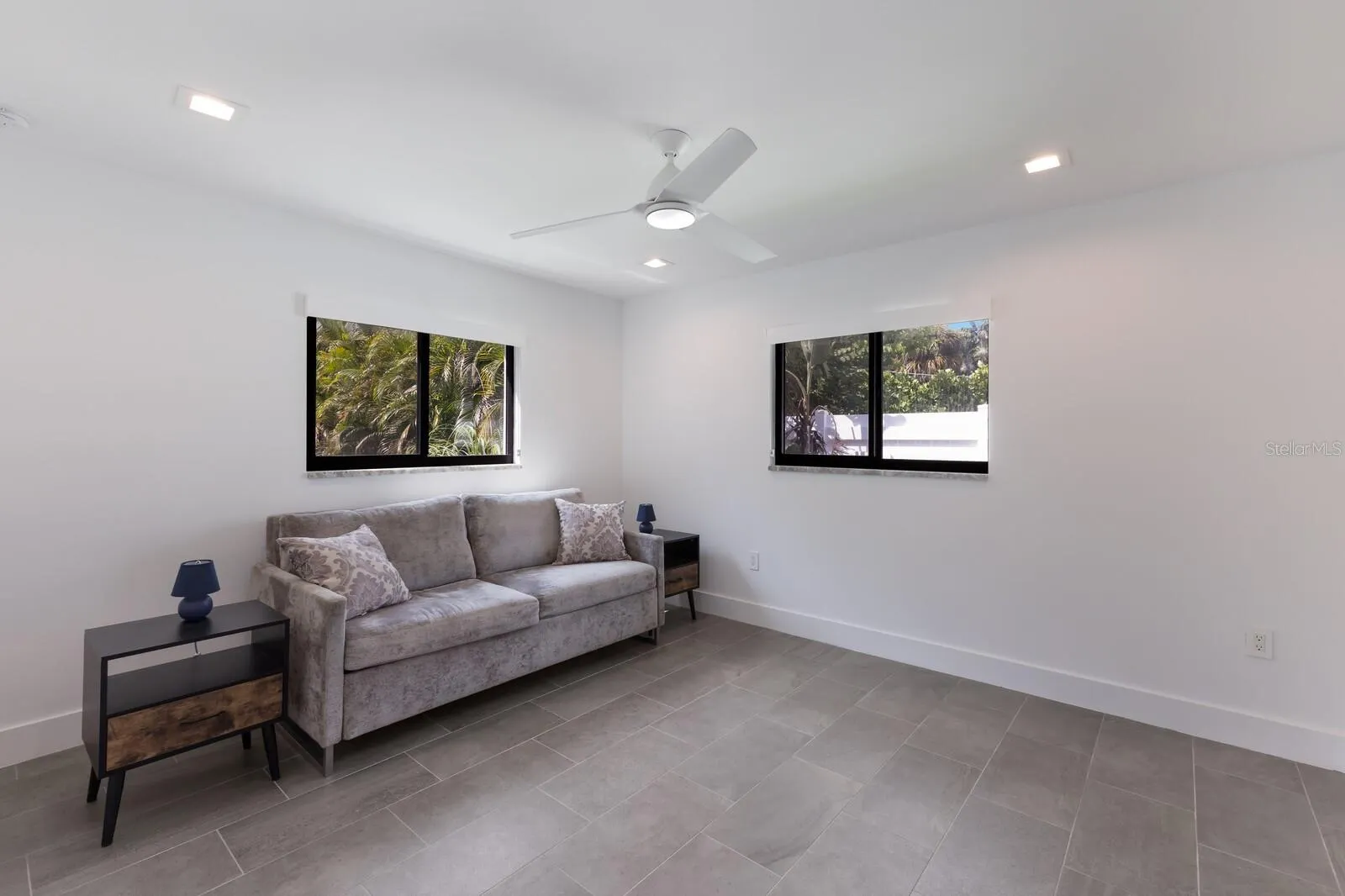 426 N SHORE DR