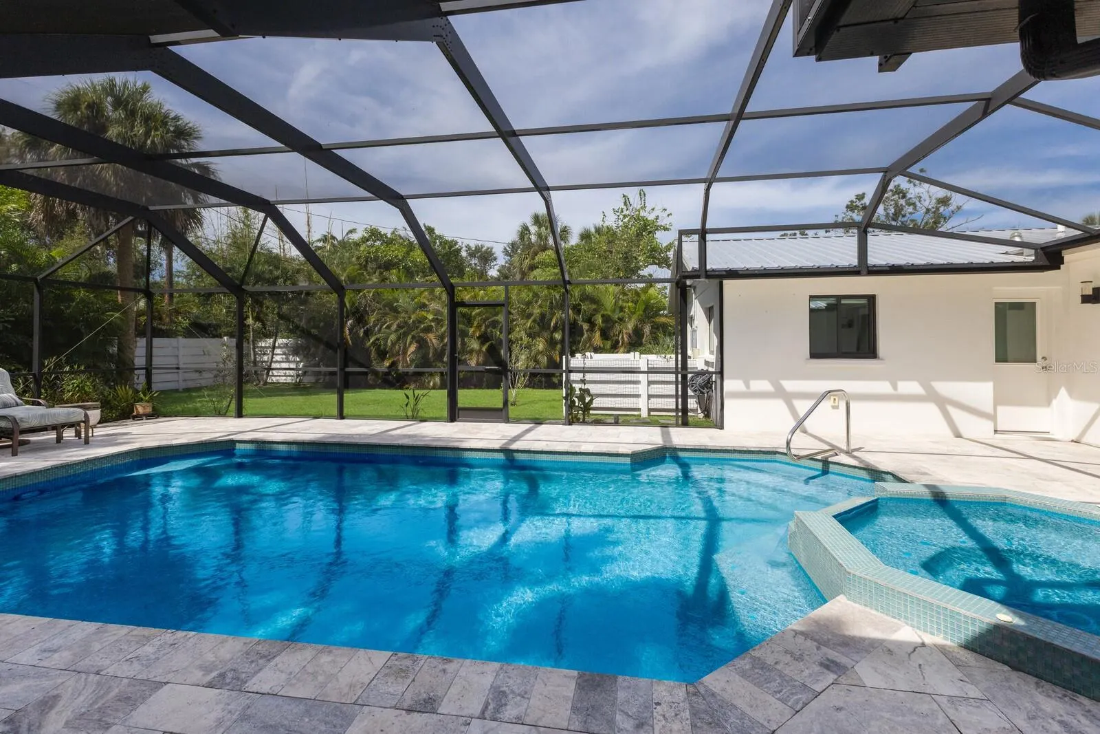 426 N SHORE DR