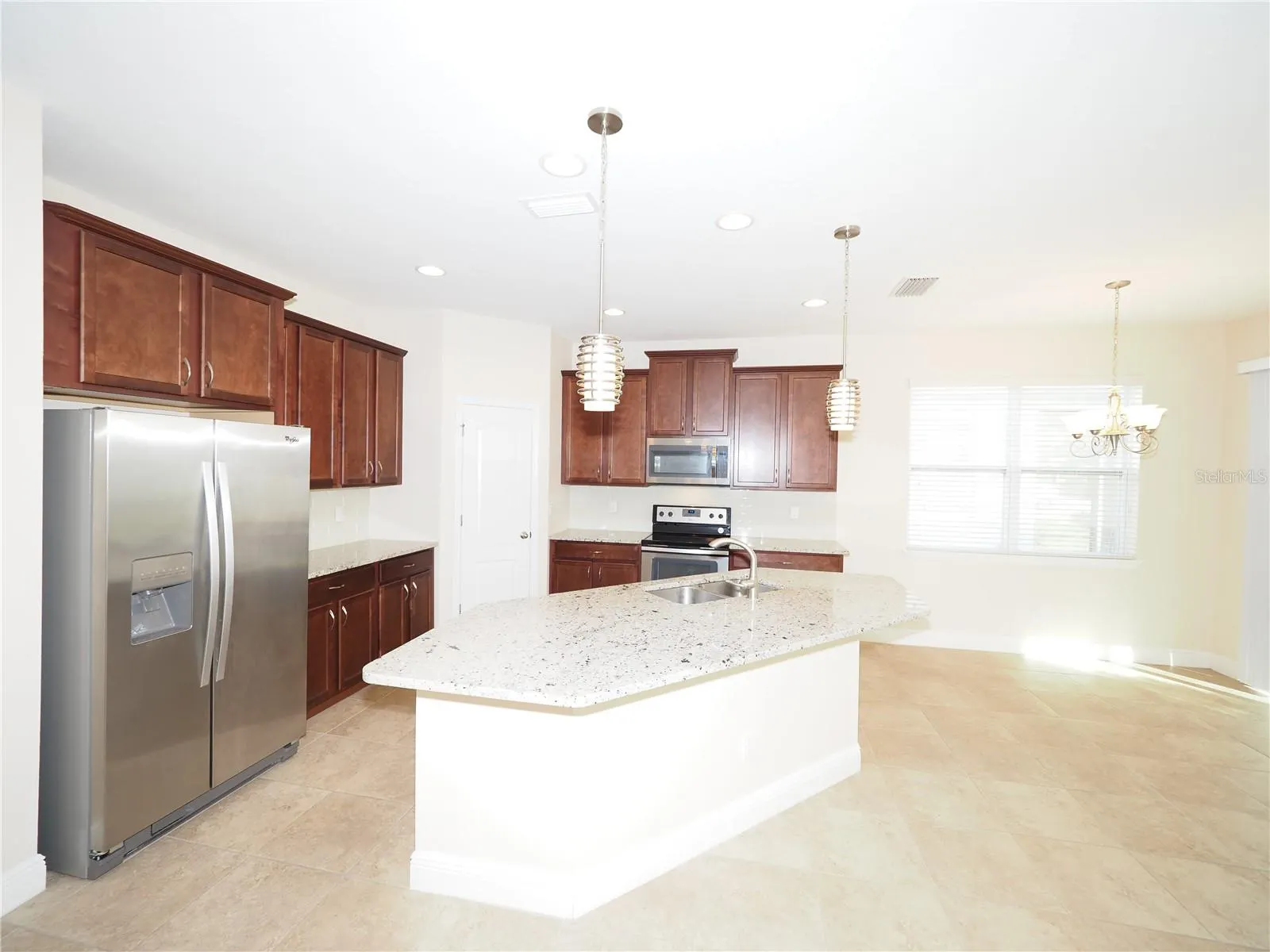 995 MOLLY CIR