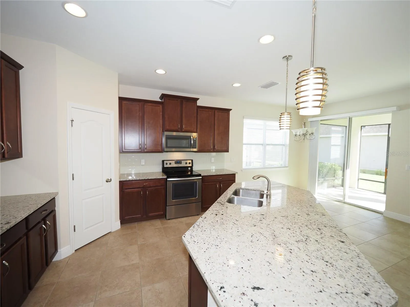 995 MOLLY CIR
