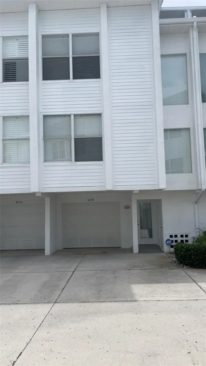 8238 HARBORSIDE CIR