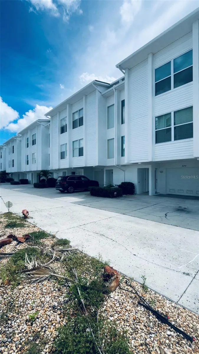 8238 HARBORSIDE CIR