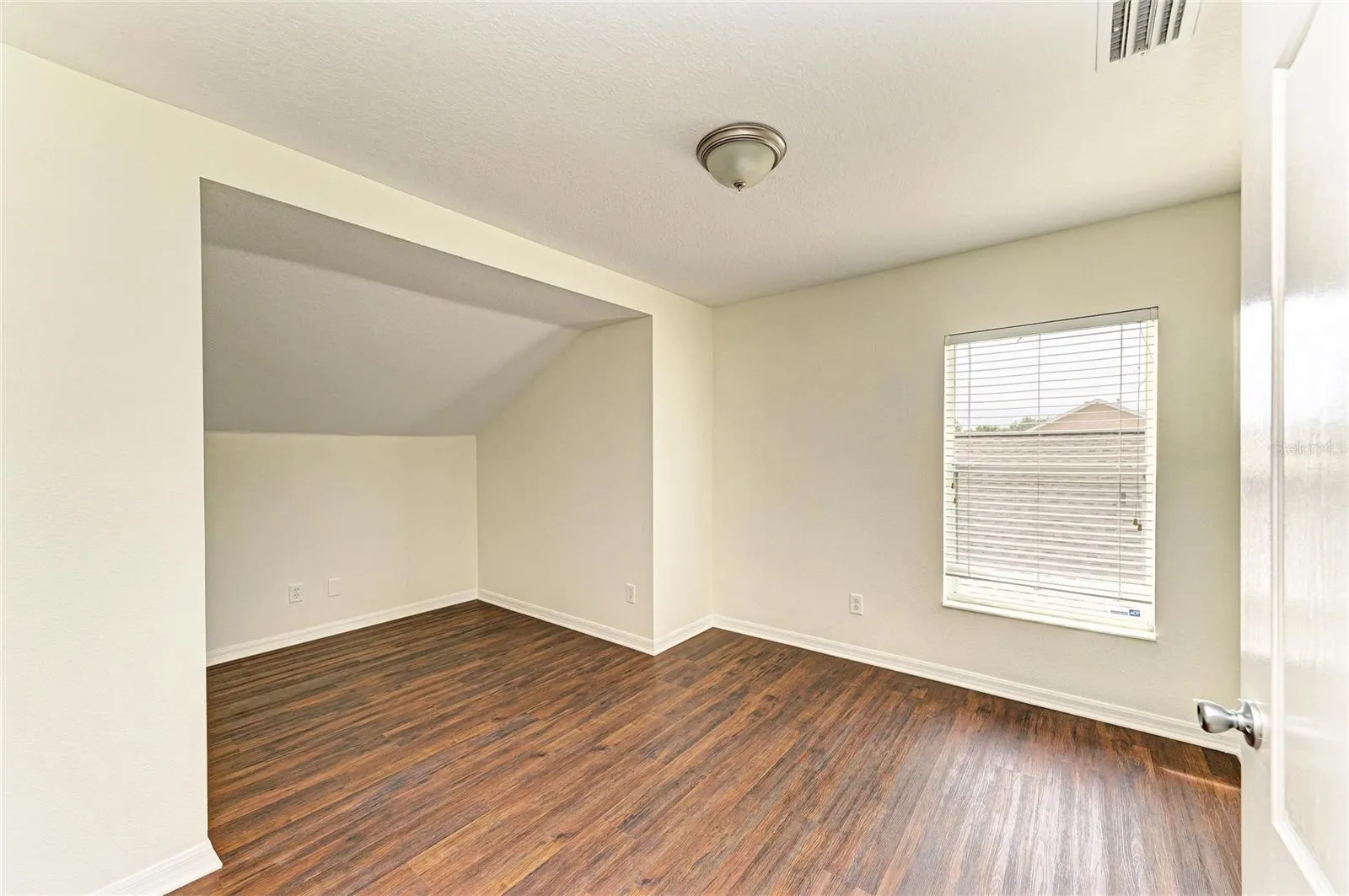 15121 SEAROBBIN DR