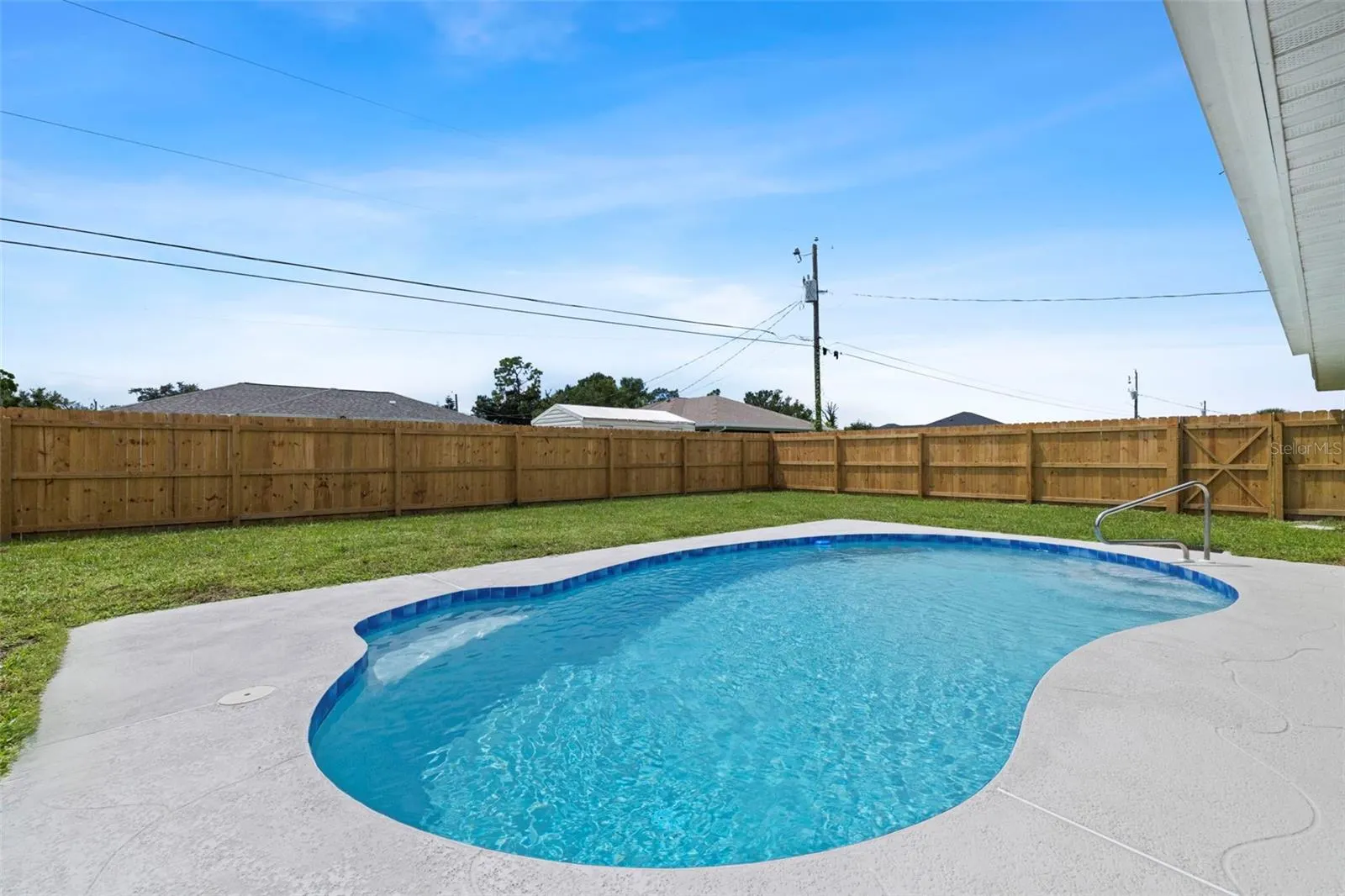 7211 PEACOCK LN