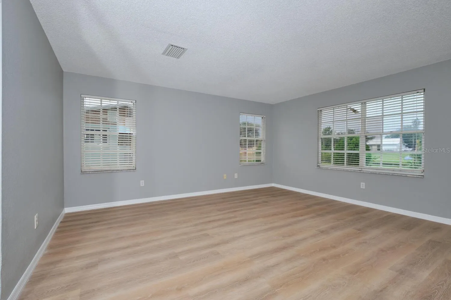 13592 CLARA LN