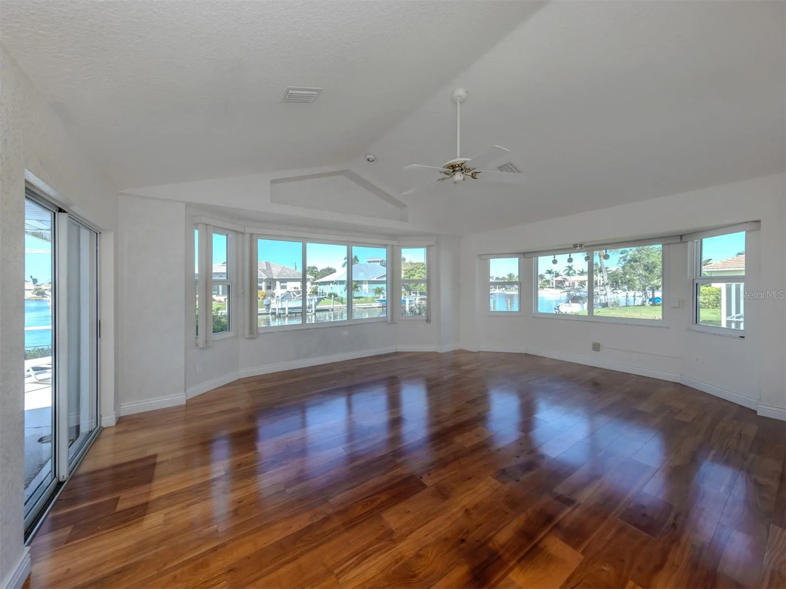 155 CRESCENT DR