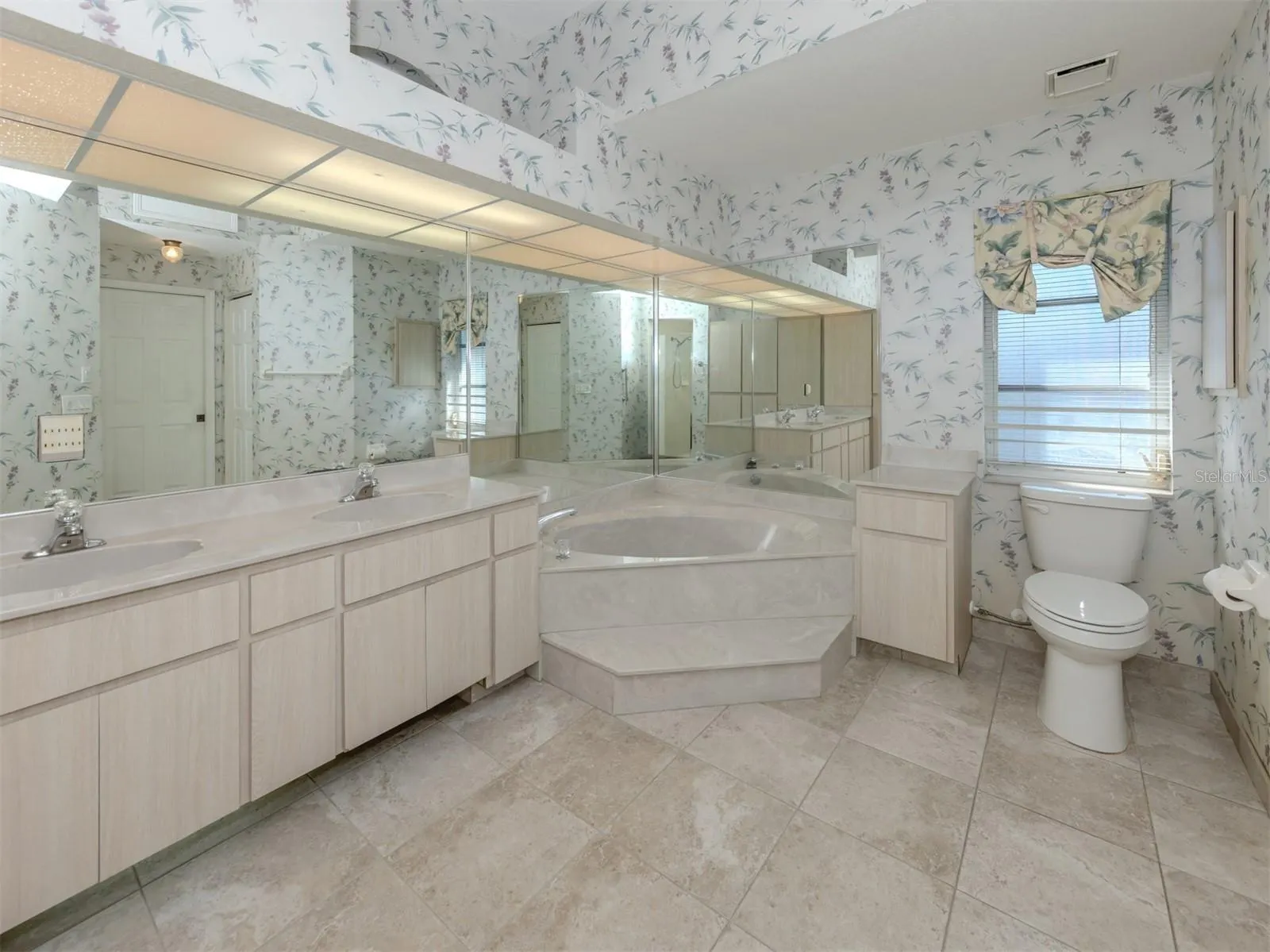 155 CRESCENT DR
