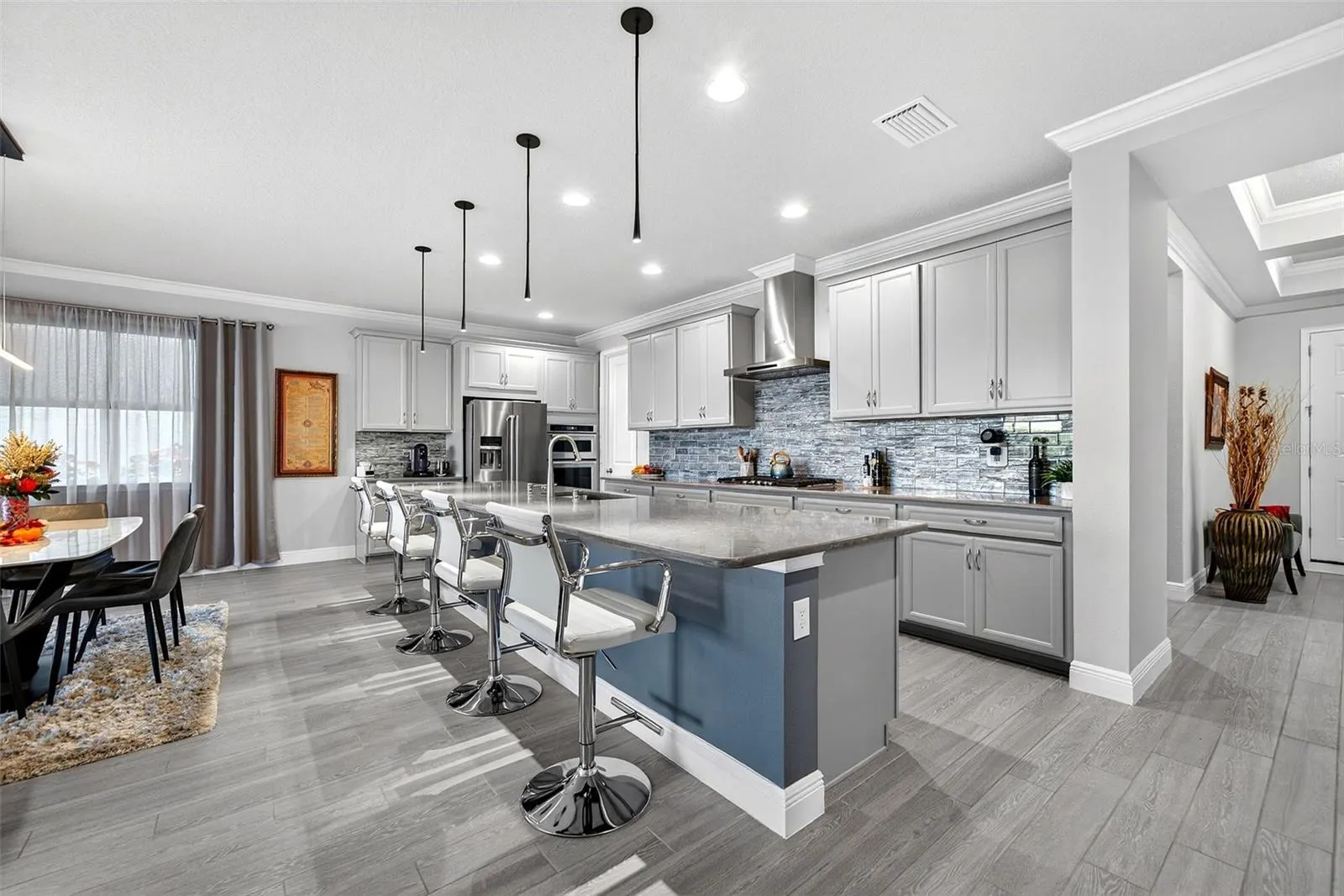 5858 LONG SHORE LOOP