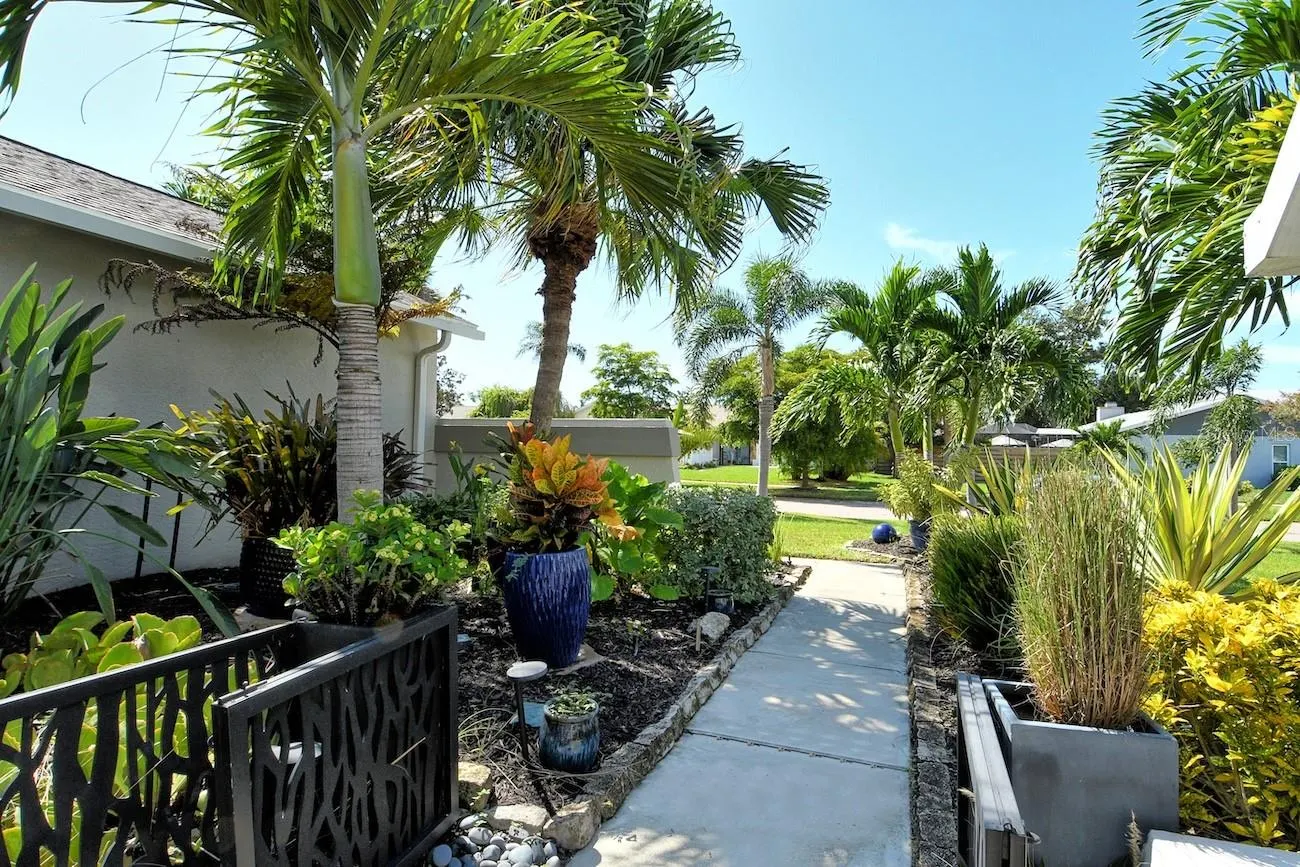 6907 EASTON CT