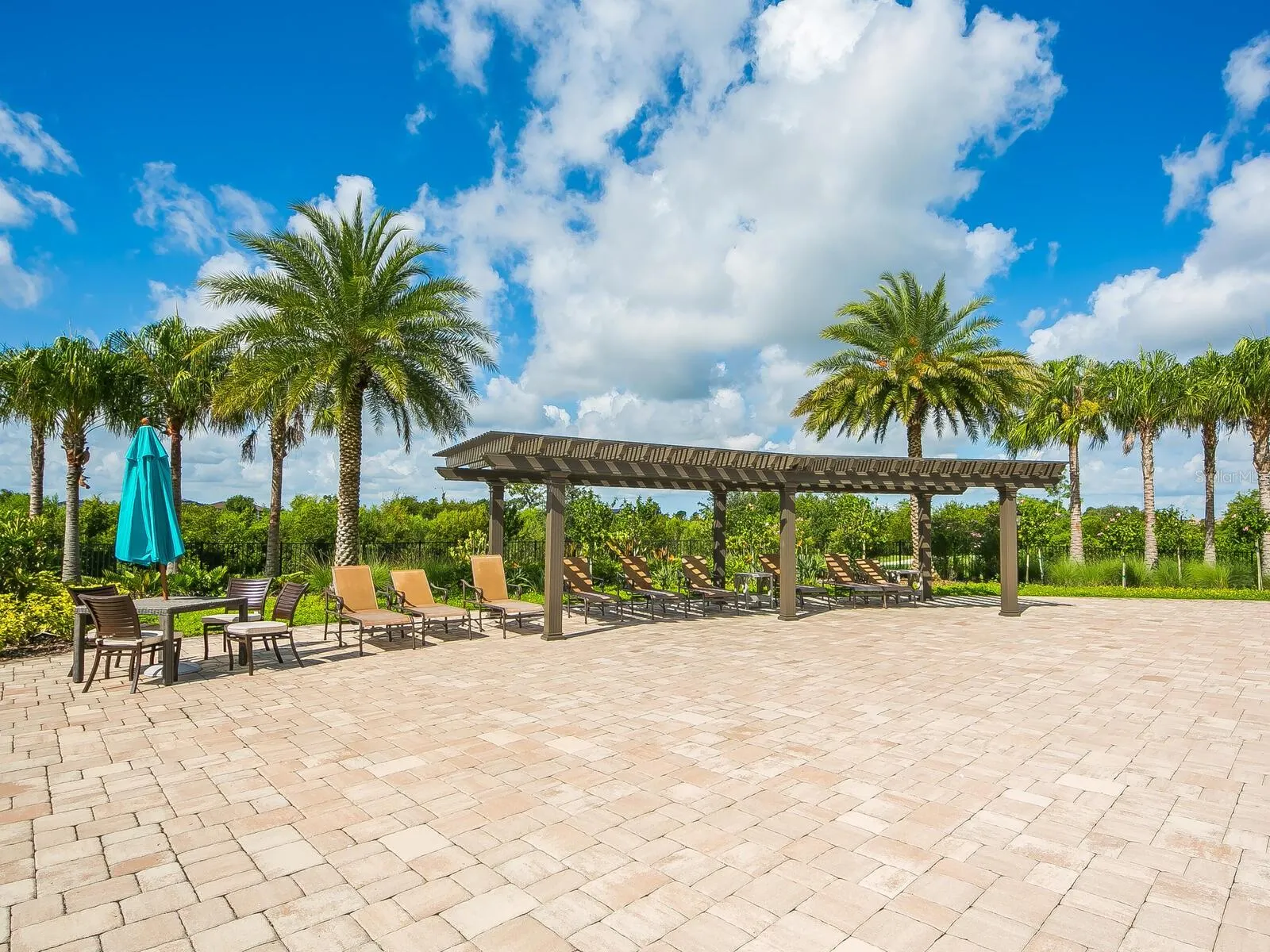 16532 HILLSIDE CIR
