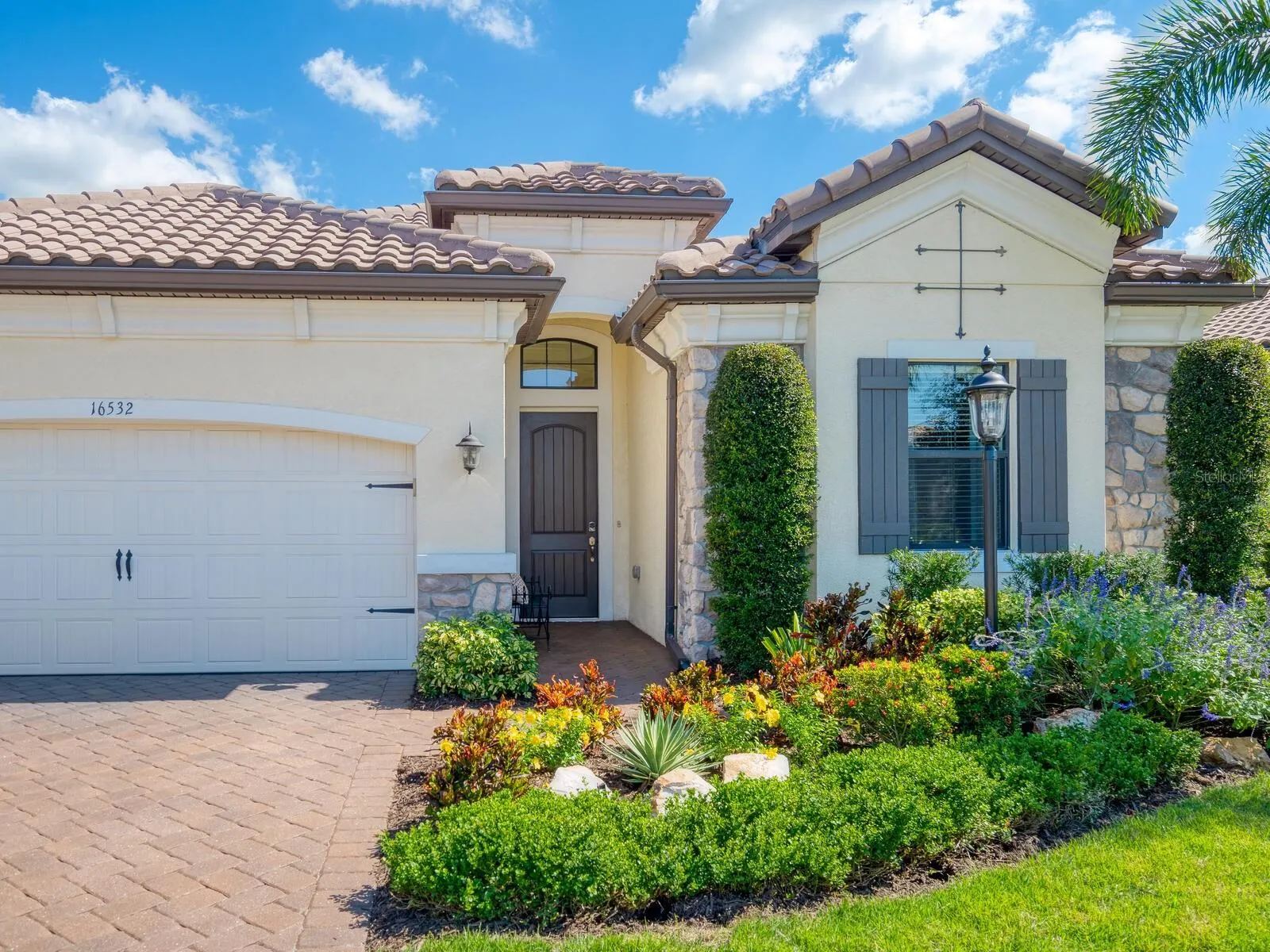 16532 HILLSIDE CIR