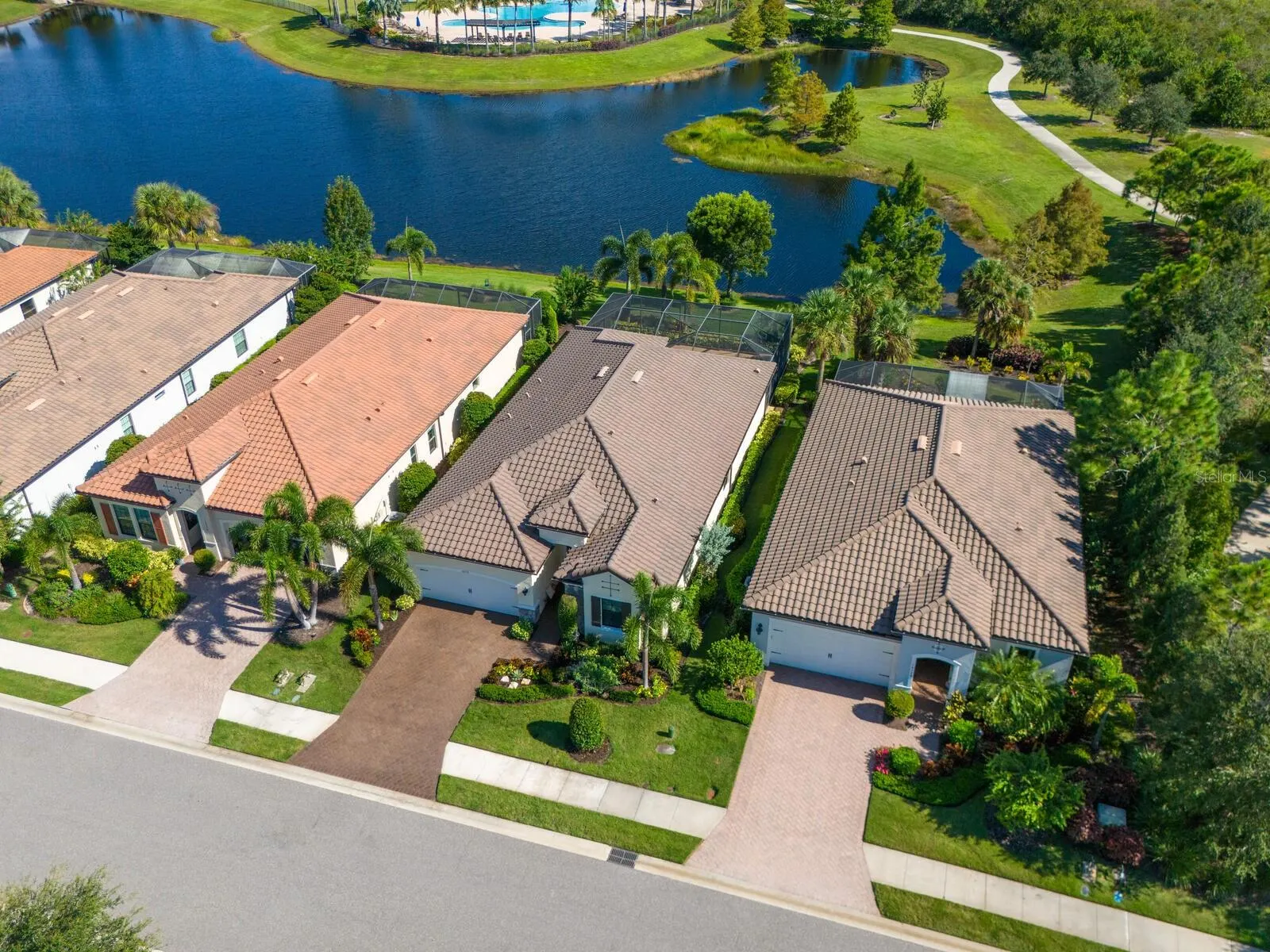16532 HILLSIDE CIR