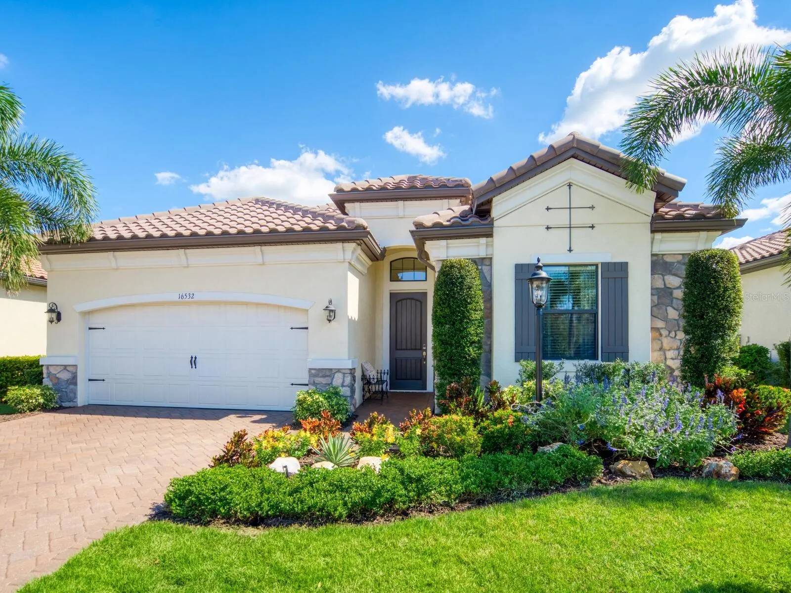 16532 HILLSIDE CIR