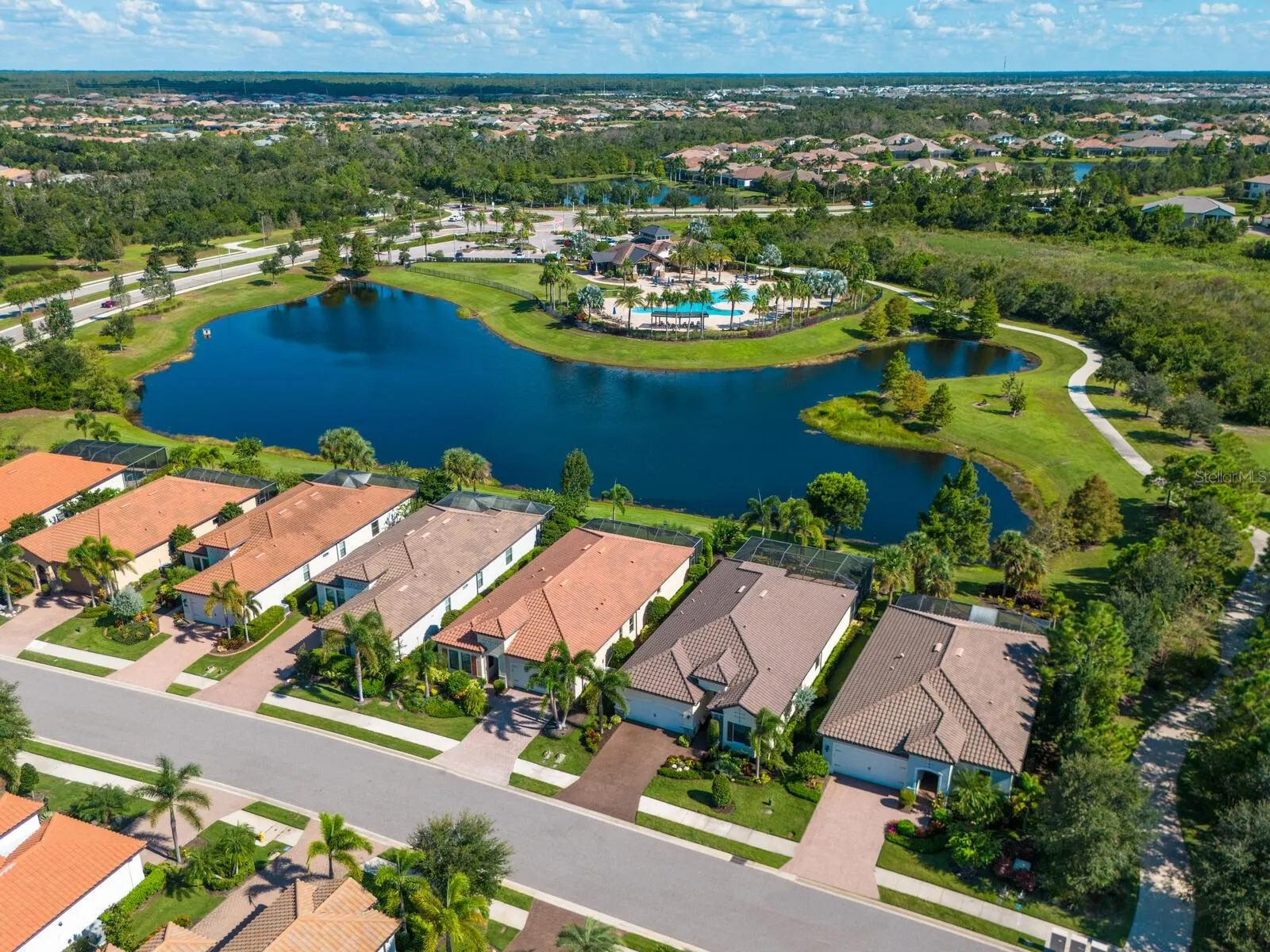 16532 HILLSIDE CIR