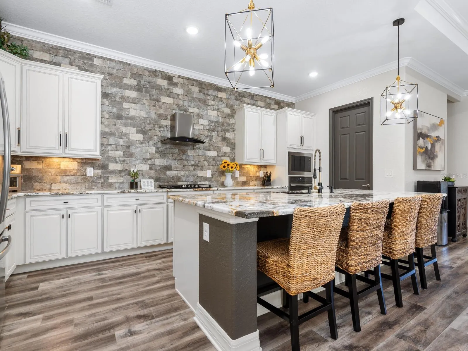 16532 HILLSIDE CIR