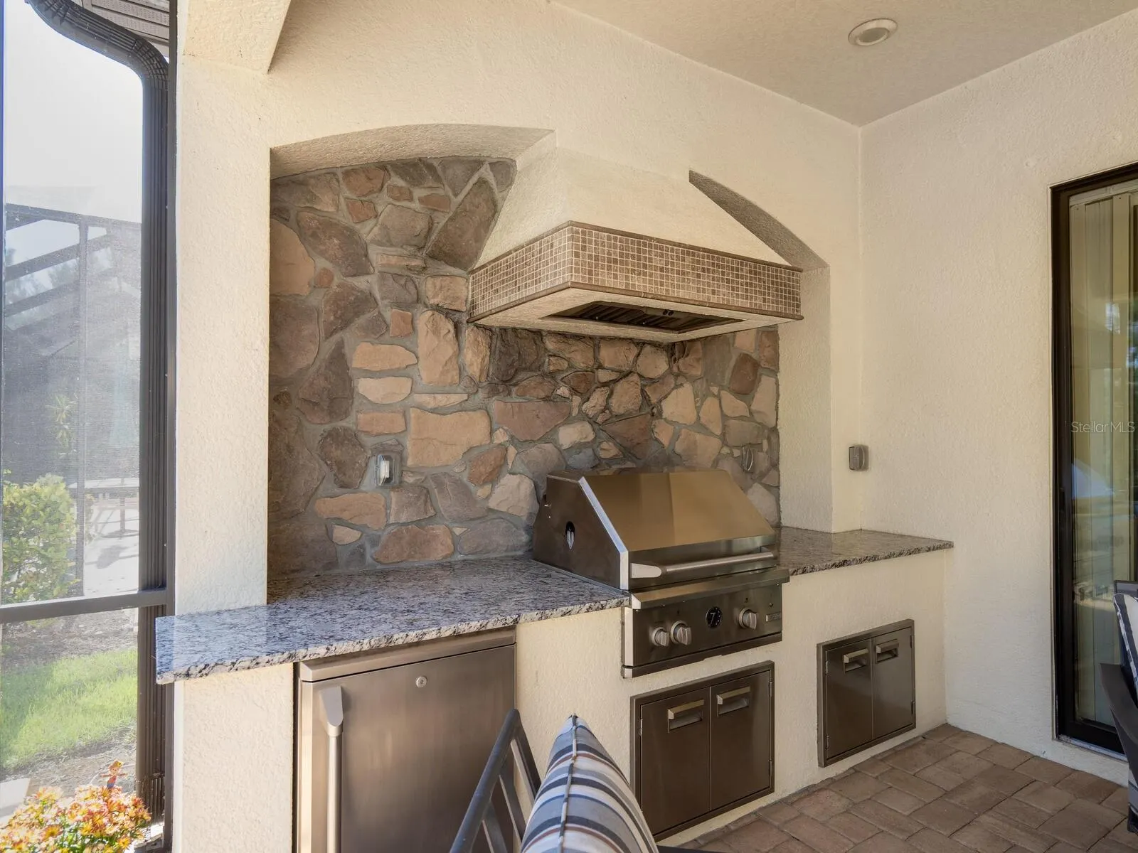 16532 HILLSIDE CIR