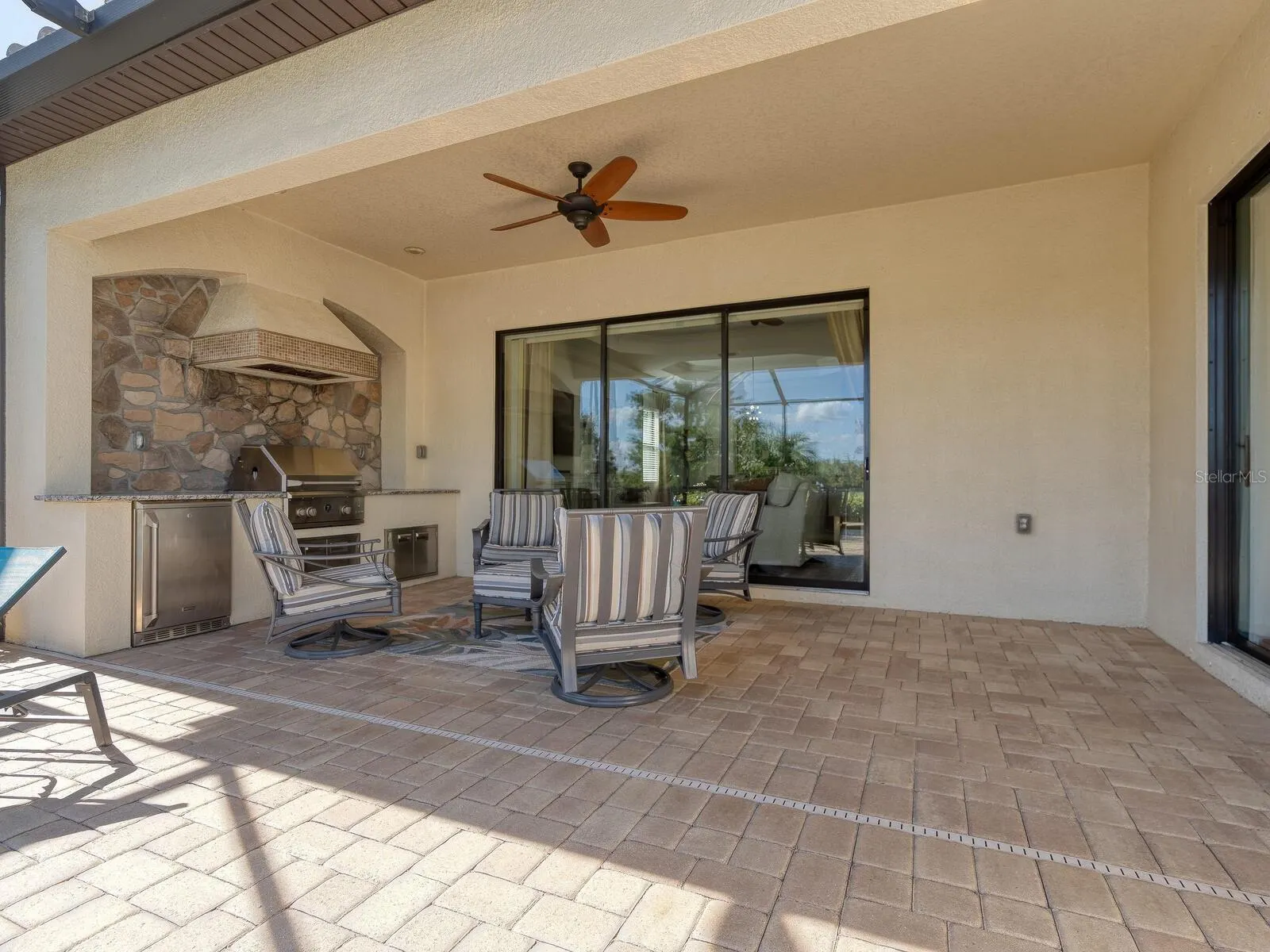 16532 HILLSIDE CIR