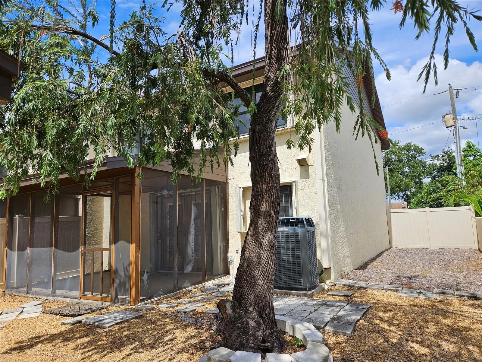3418 W SAINT CONRAD ST
