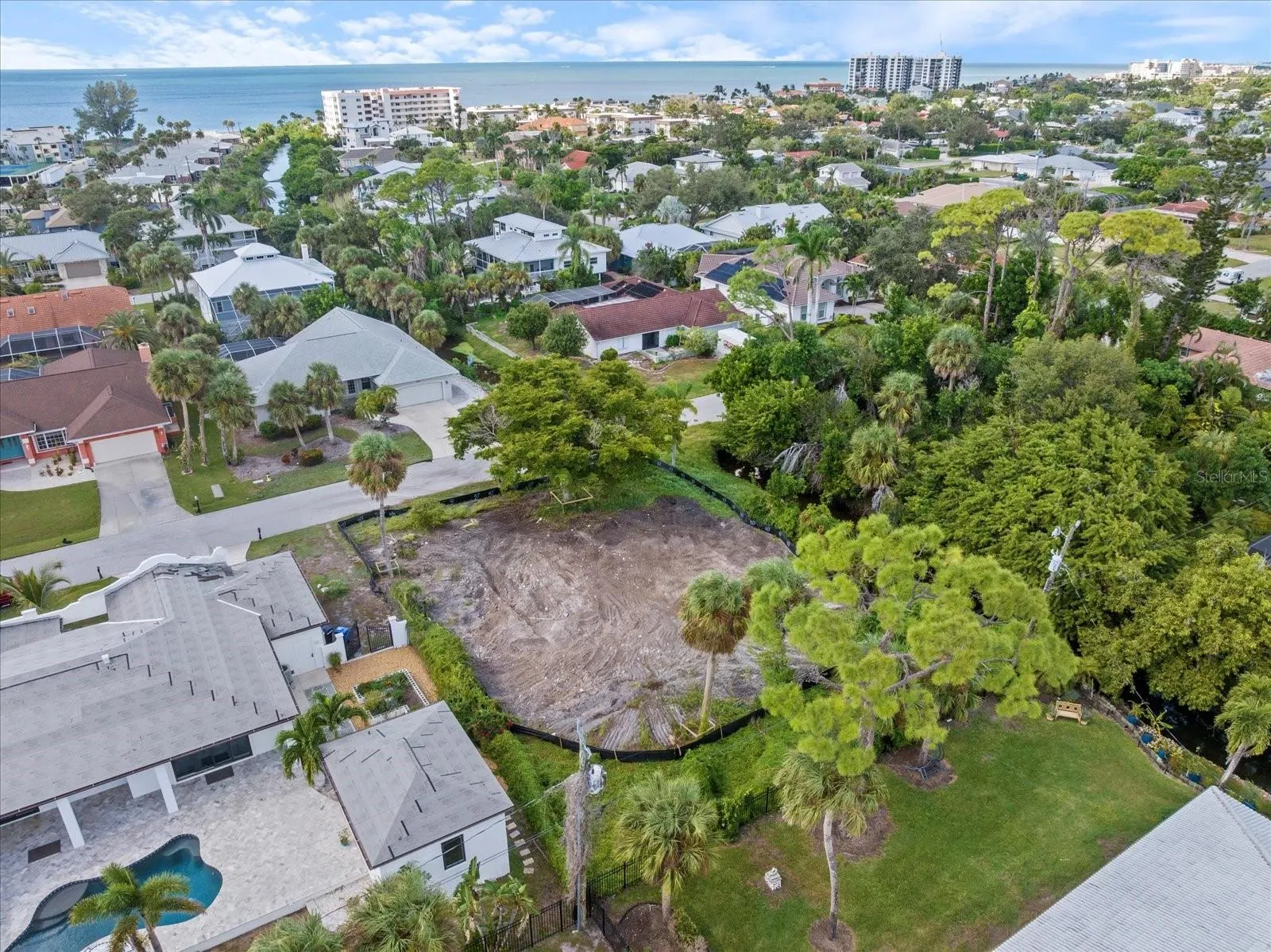 621 HIBISCUS DR