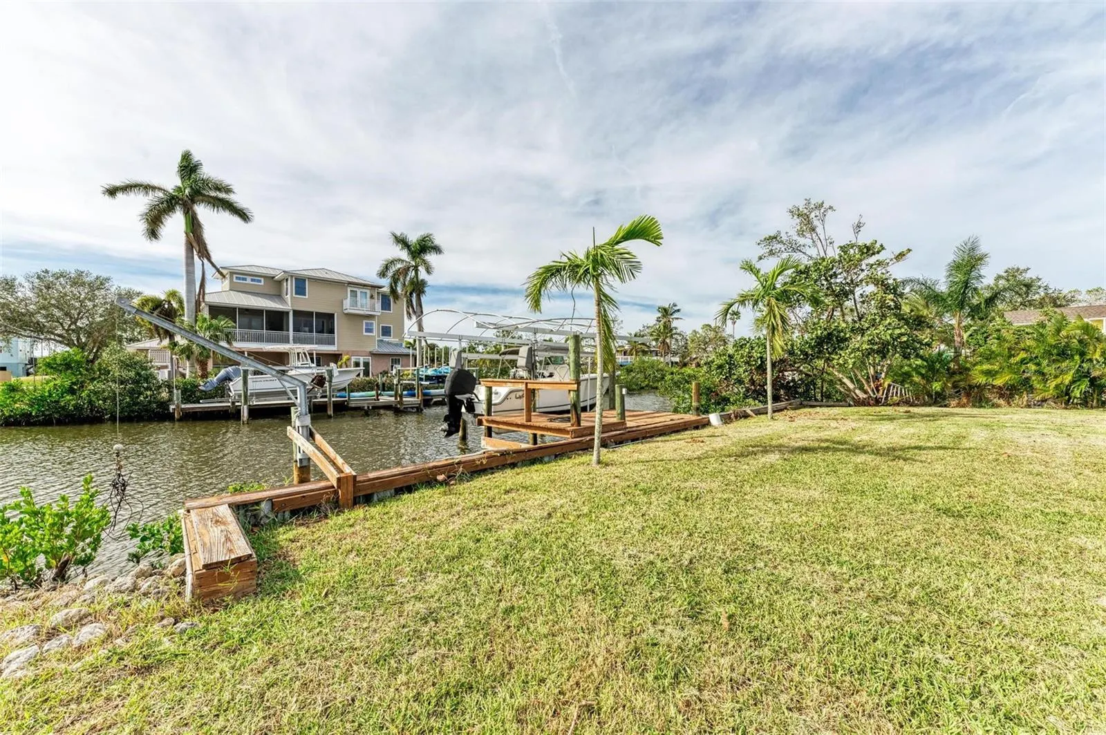 1827 BAYSHORE DR