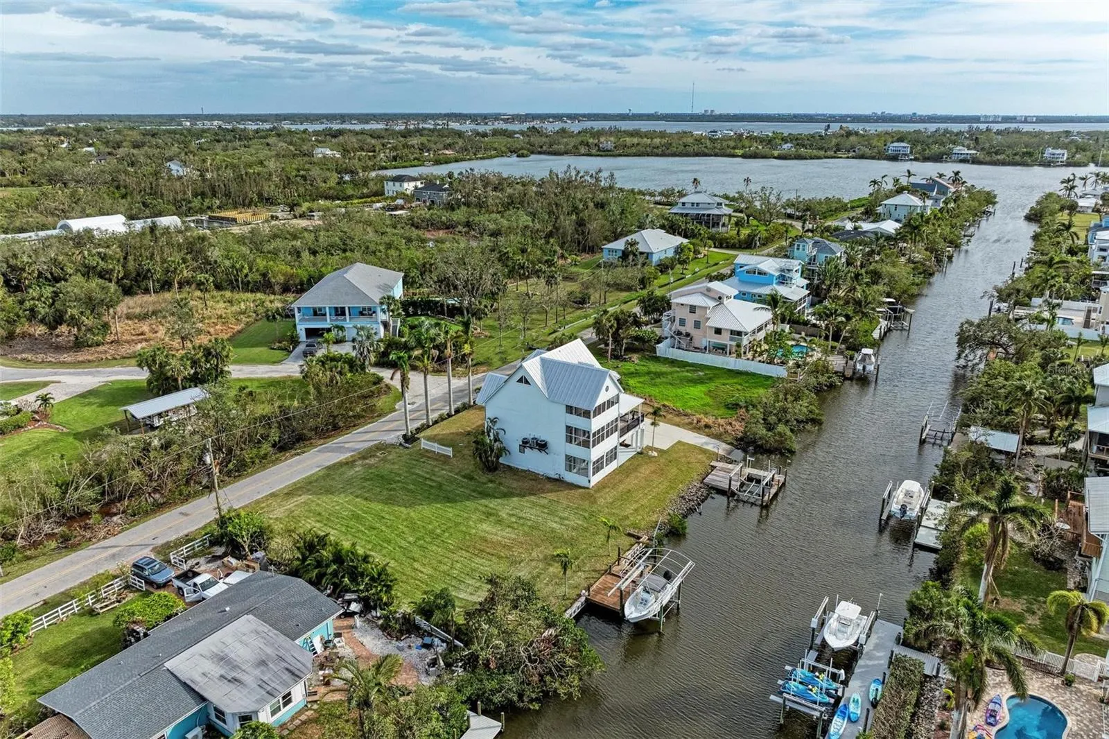 1827 BAYSHORE DR