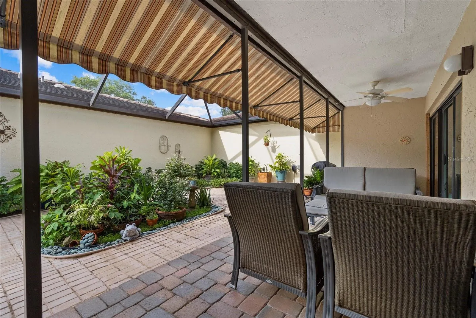3953 GLEN OAKS MANOR DR