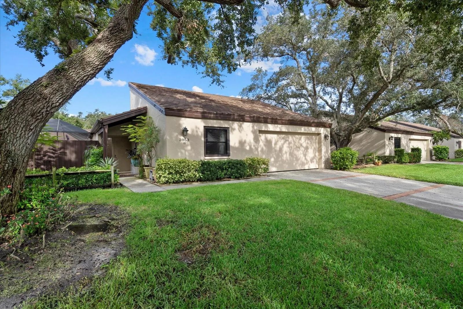 3953 GLEN OAKS MANOR DR