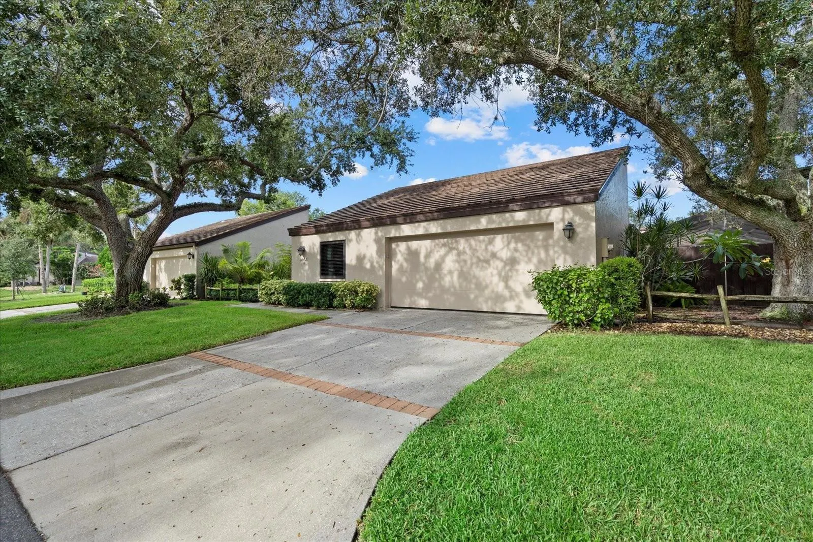 3953 GLEN OAKS MANOR DR