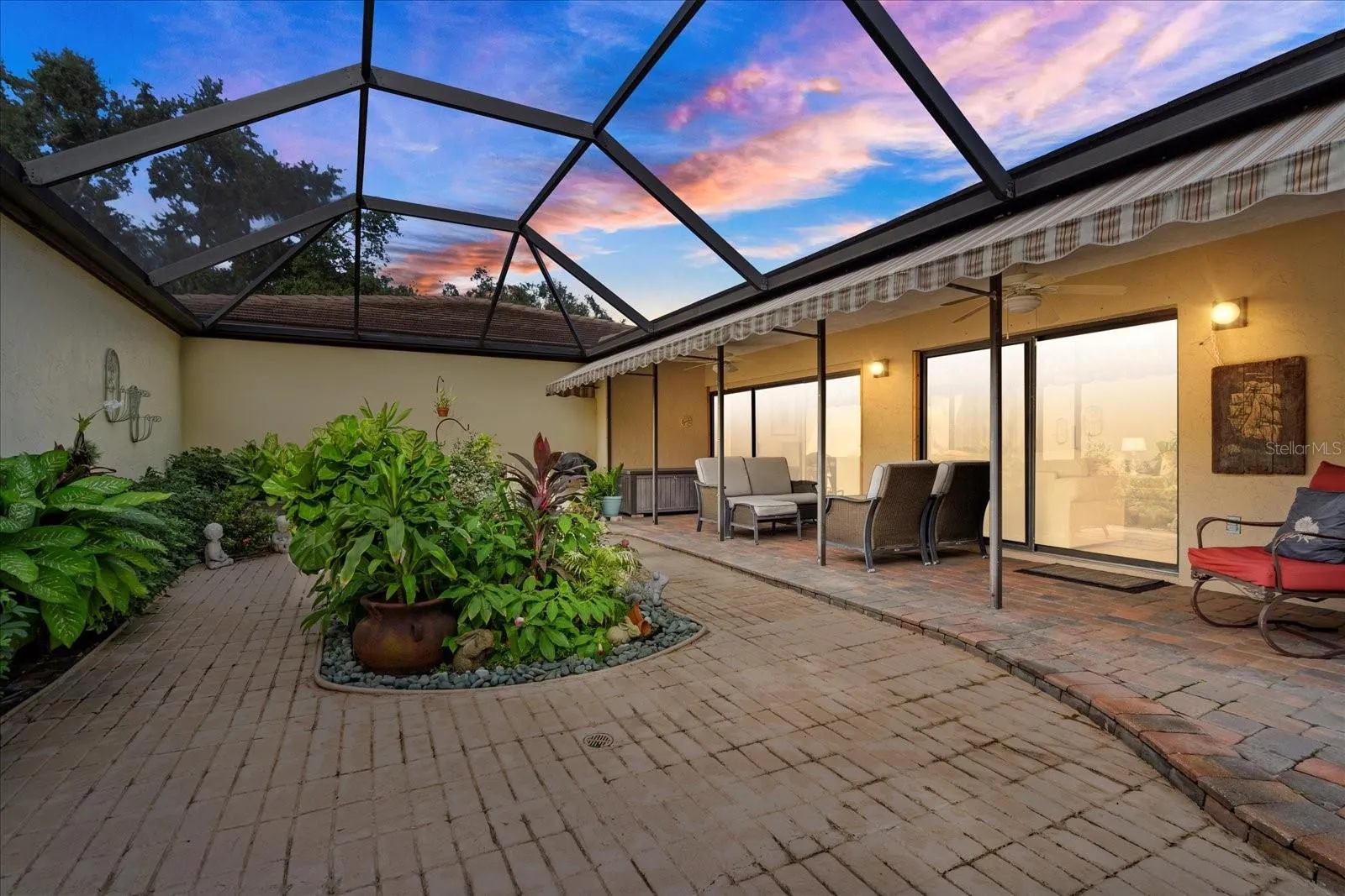 3953 GLEN OAKS MANOR DR