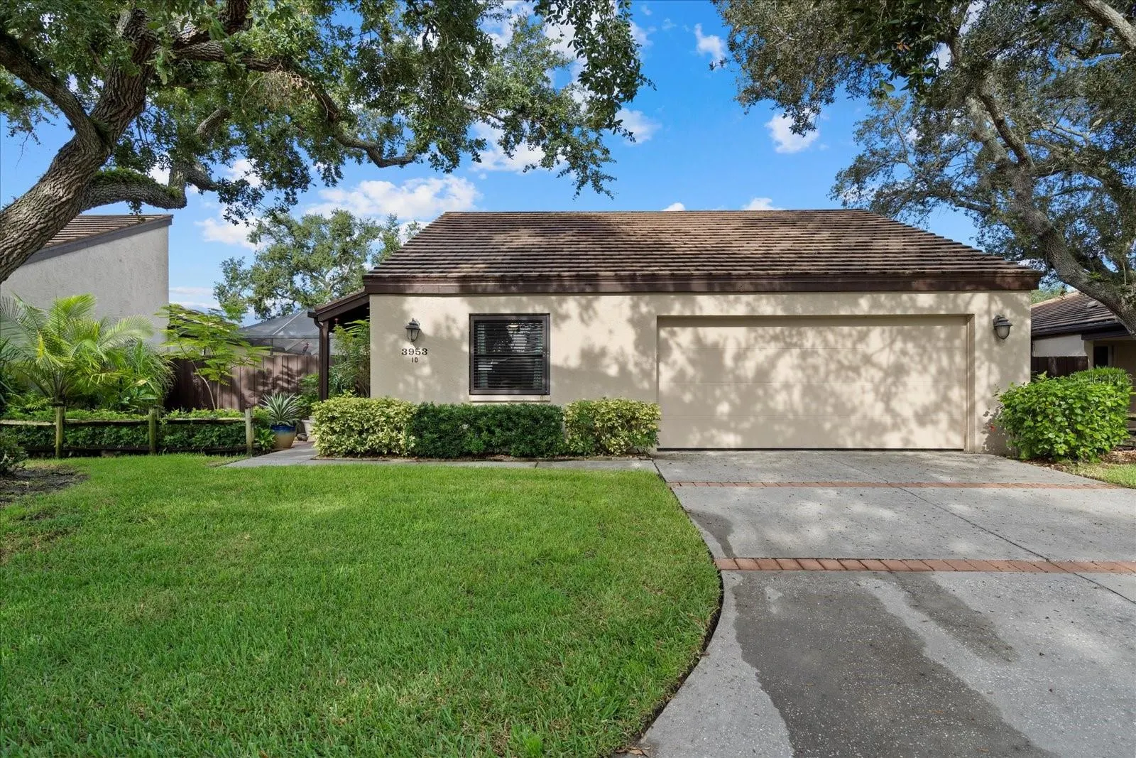 3953 GLEN OAKS MANOR DR