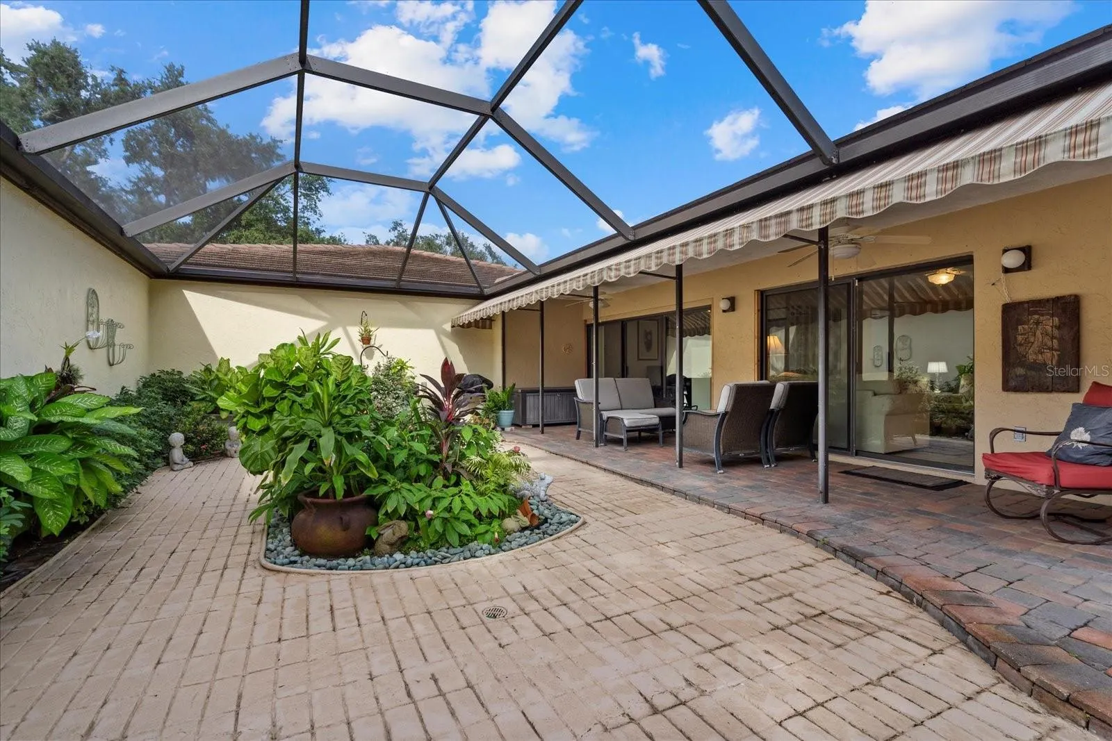 3953 GLEN OAKS MANOR DR