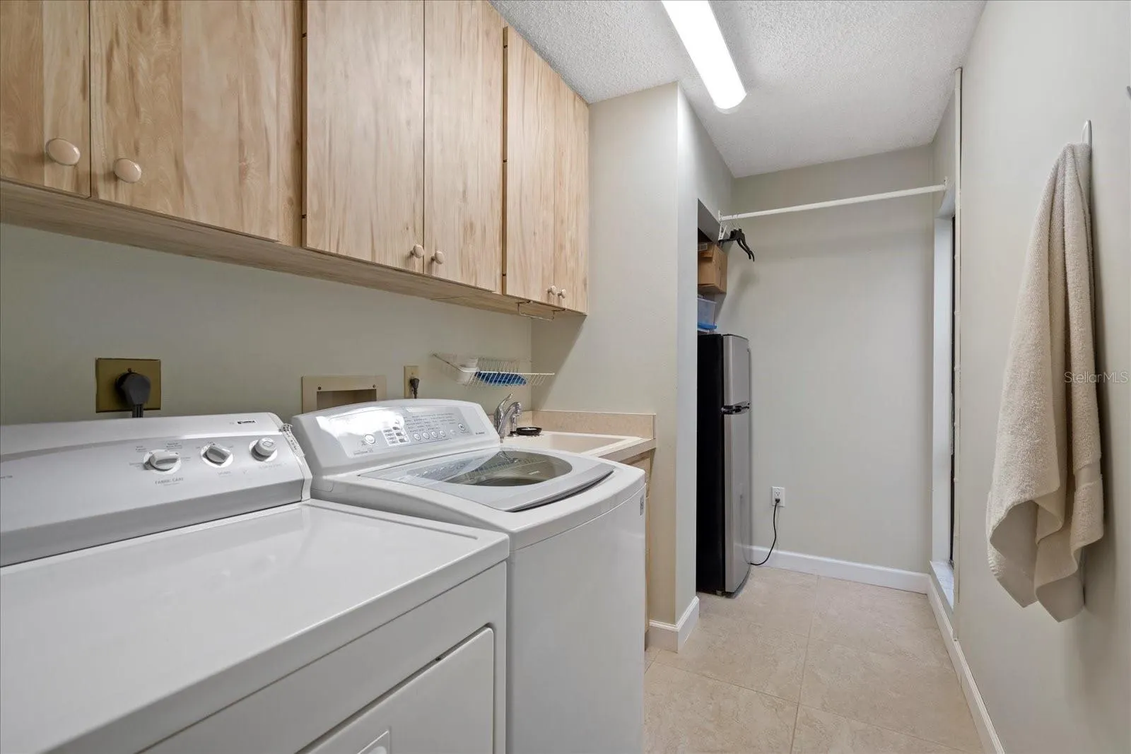3953 GLEN OAKS MANOR DR