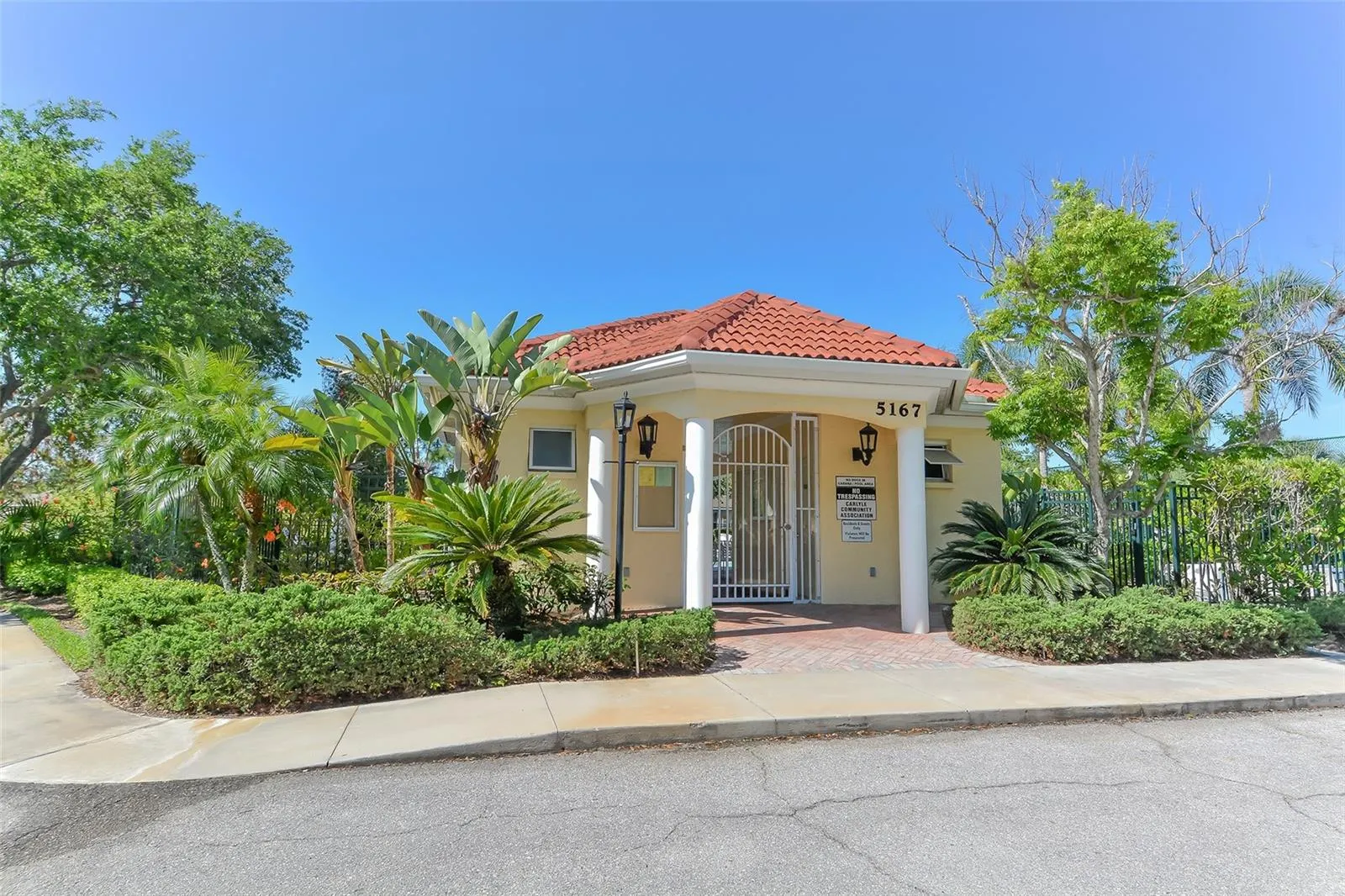 6734 W COUNTRY CLUB LN